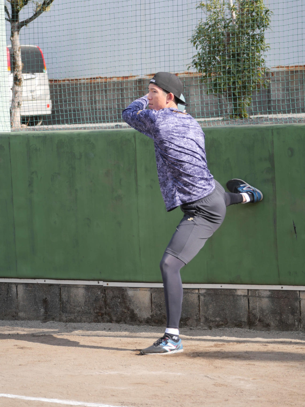 メディシンボールを投げる巨人戸郷（撮影・上田悠太）