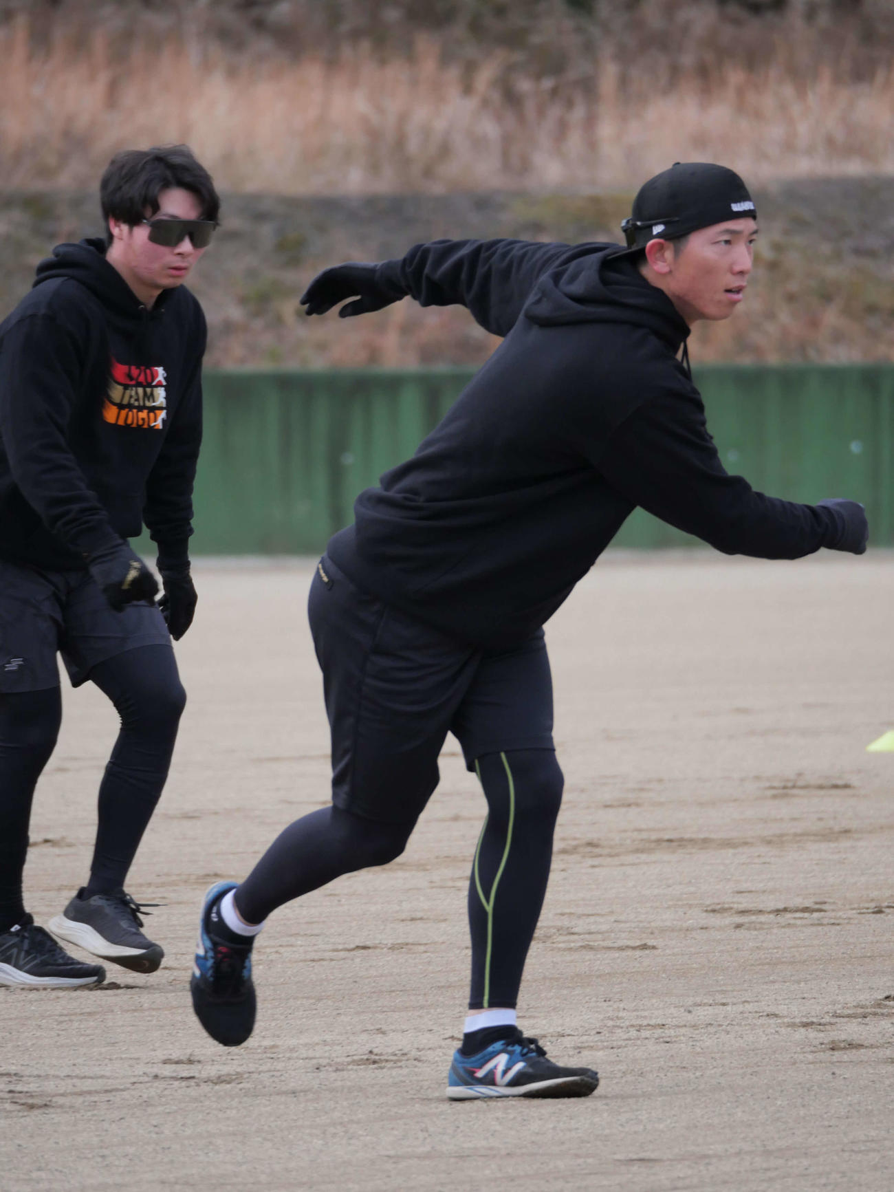 トレーニングをする巨人戸郷（撮影・上田悠太）