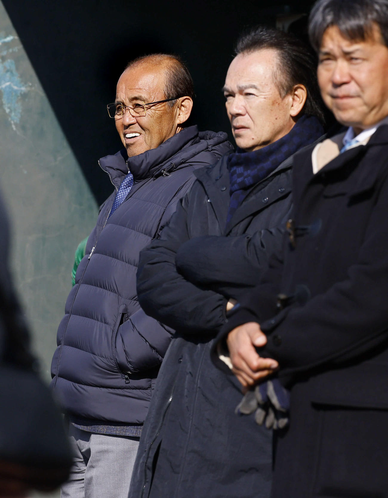 新人自主トレを笑顔で見つめる岡田監督（左）と和田2軍監督ら（撮影・藤尾明華）