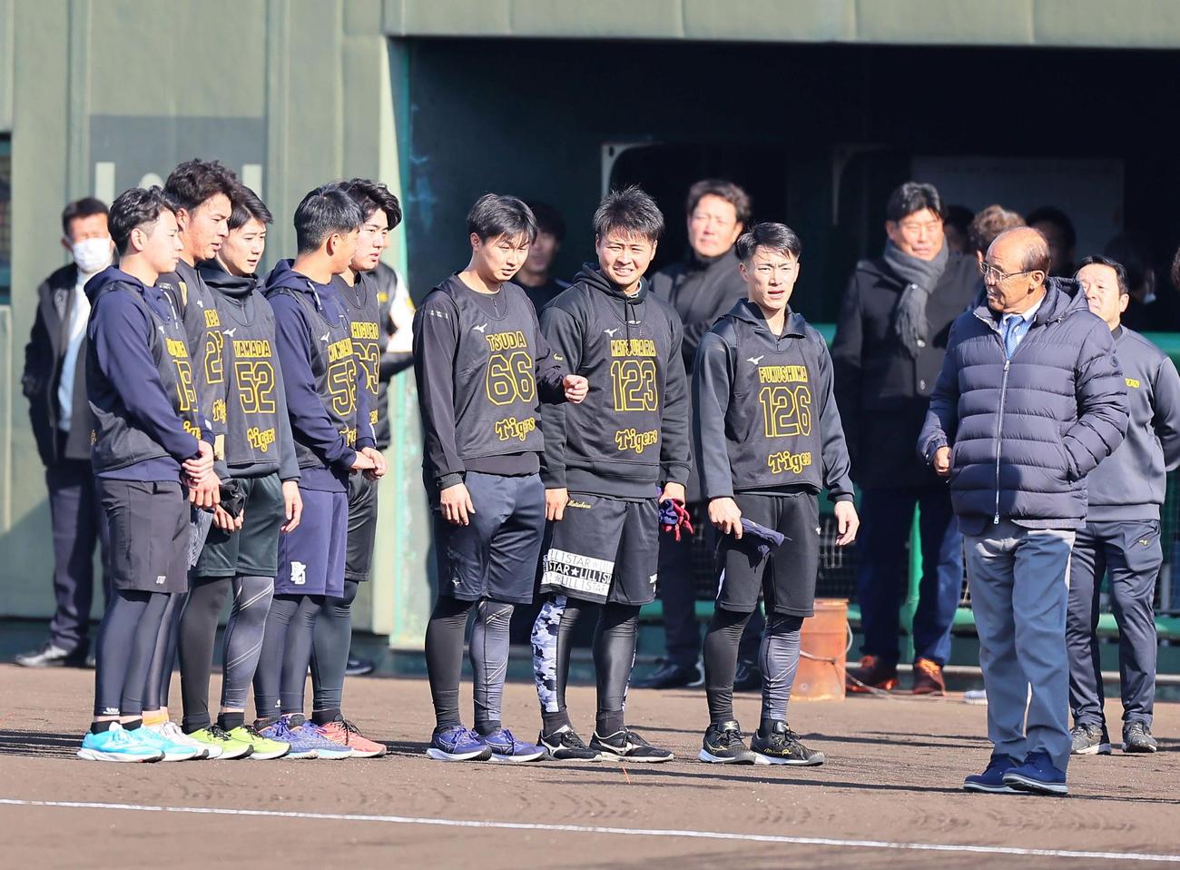 岡田監督（右）は新人の顔を確認し笑顔を見せる（撮影・上田博志）