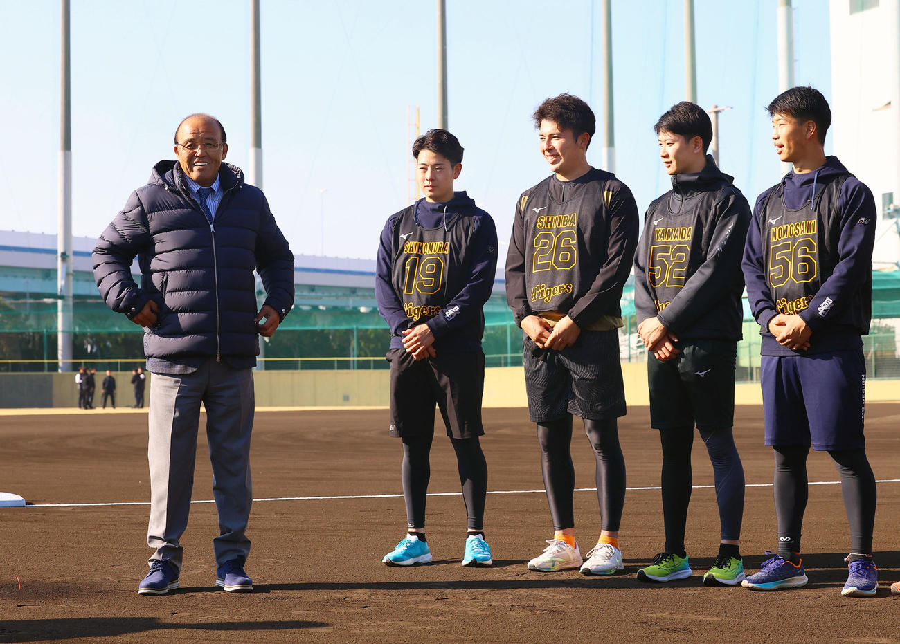 新人選手に訓示し、笑顔を見せる岡田監督（左端）（撮影・藤尾明華）