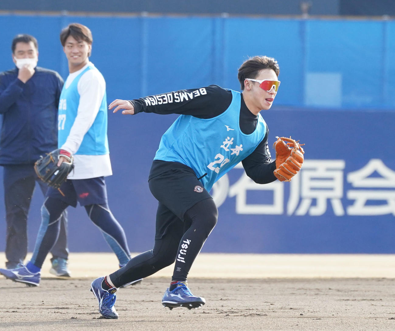 ノックで軽快な動きを見せる辻本（右）（撮影・森本幸一）