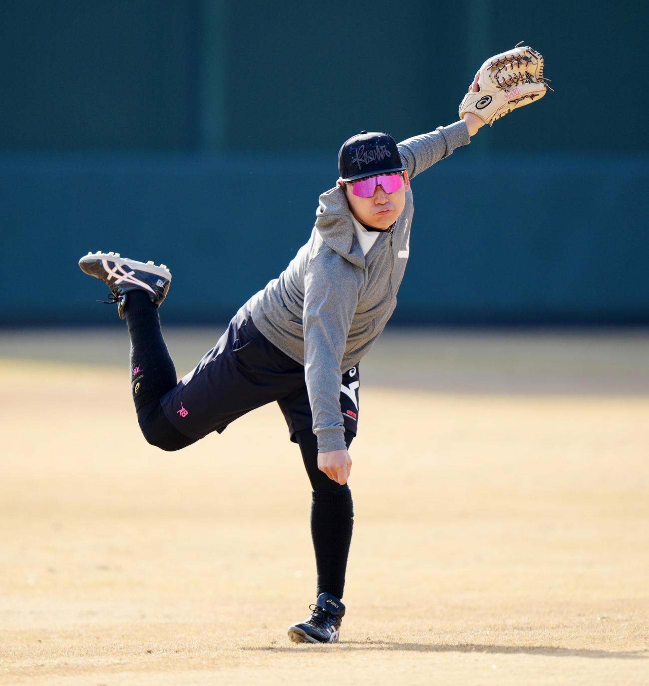 自主トレでキャッチボールする巨人丸（撮影・江口和貴）