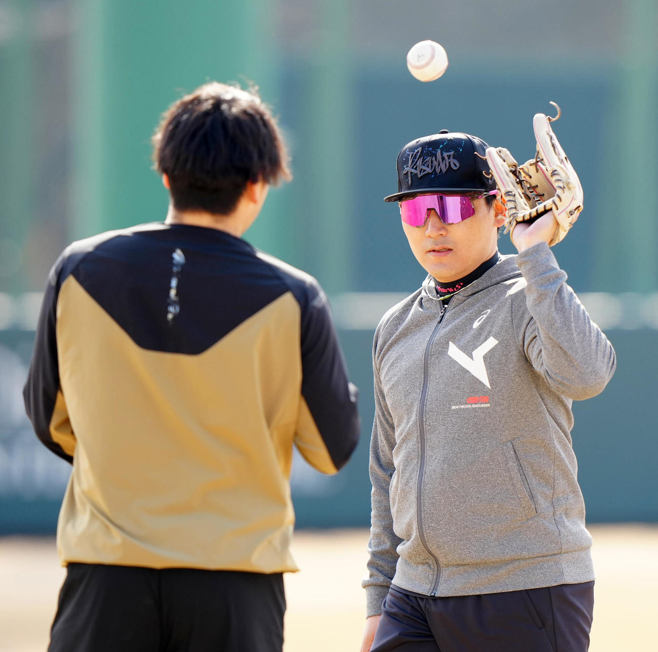 自主トレで巨人喜多（左）とキャッチボールした丸（撮影・江口和貴）