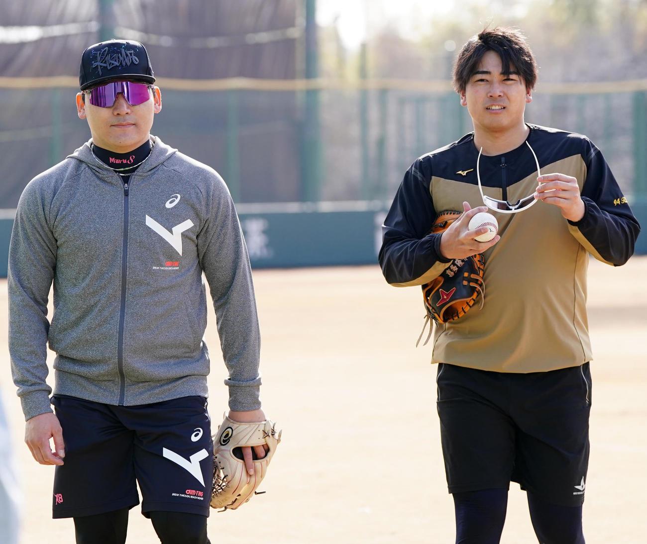 自主トレで巨人喜多（右）とキャッチボールした丸（撮影・江口和貴）
