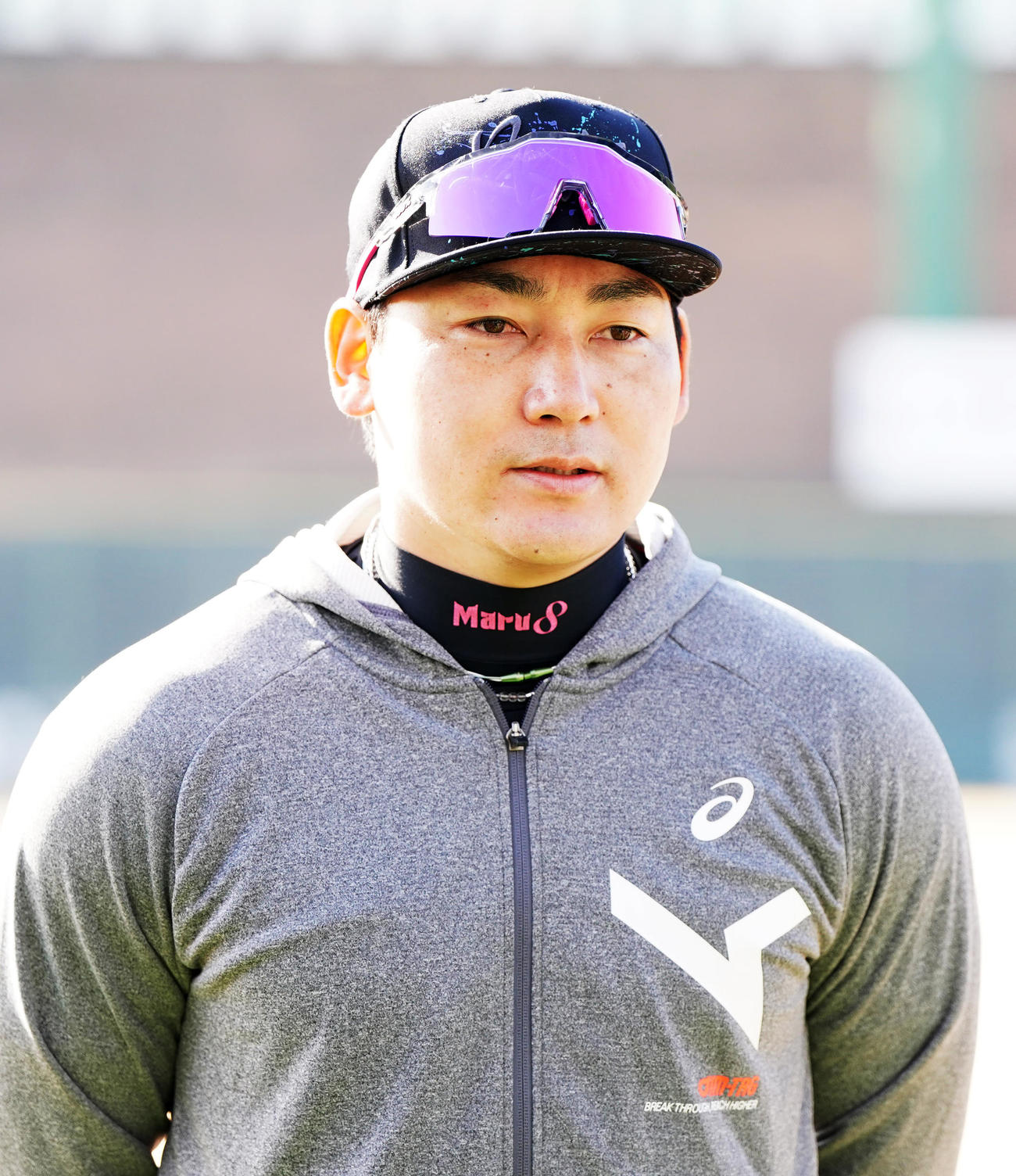自主トレを公開し報道陣に対応する巨人丸（撮影・江口和貴）