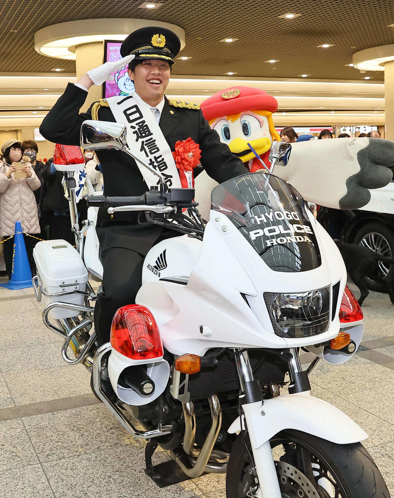 兵庫県警一日通信指令官を務めた阪神才木は白バイに乗って敬礼をする（撮影・上田博志）