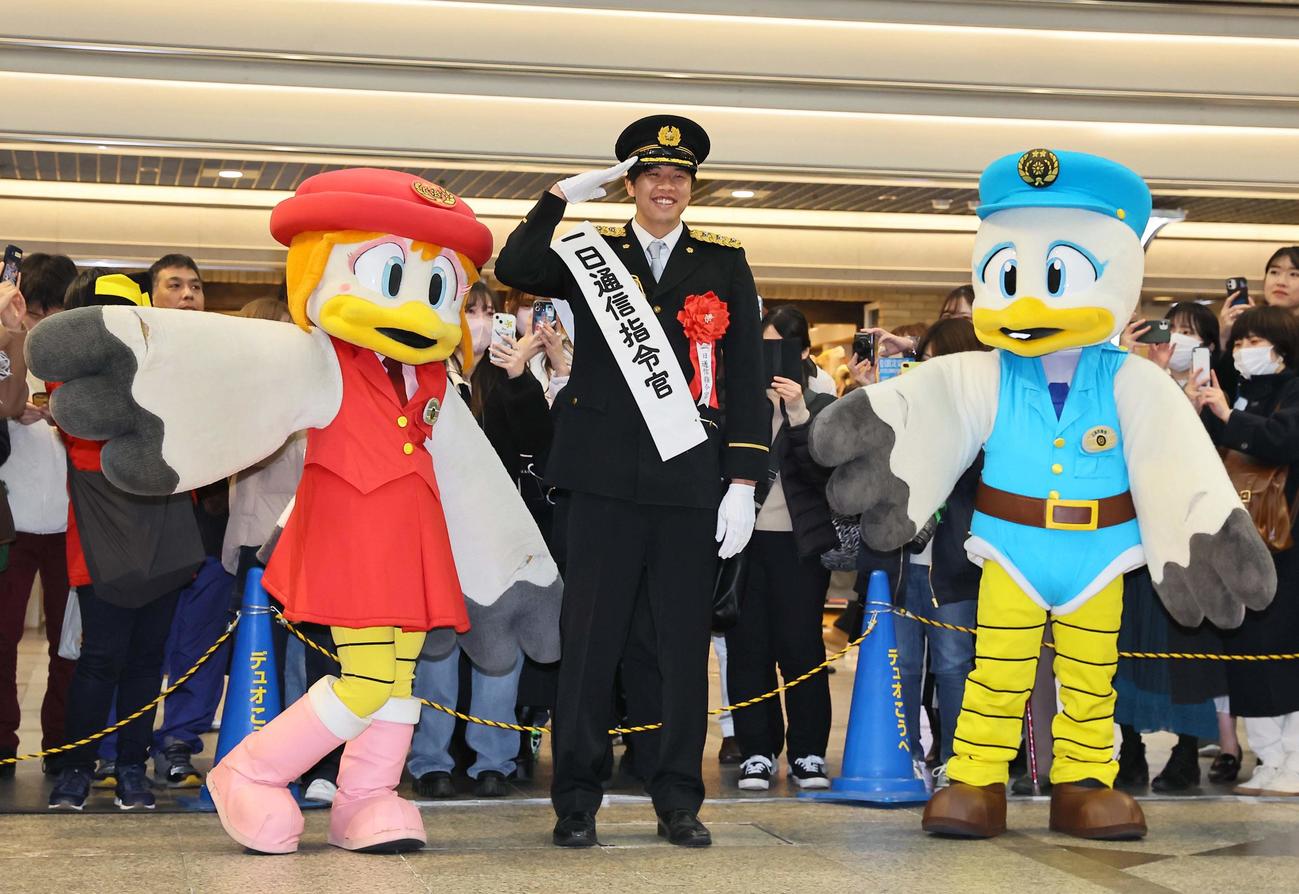 兵庫県警一日通信指令官を務めた阪神才木（中央）はマスコットのまもりちゃん（左）こうへいくんと記念撮影をする（撮影・上田博志）