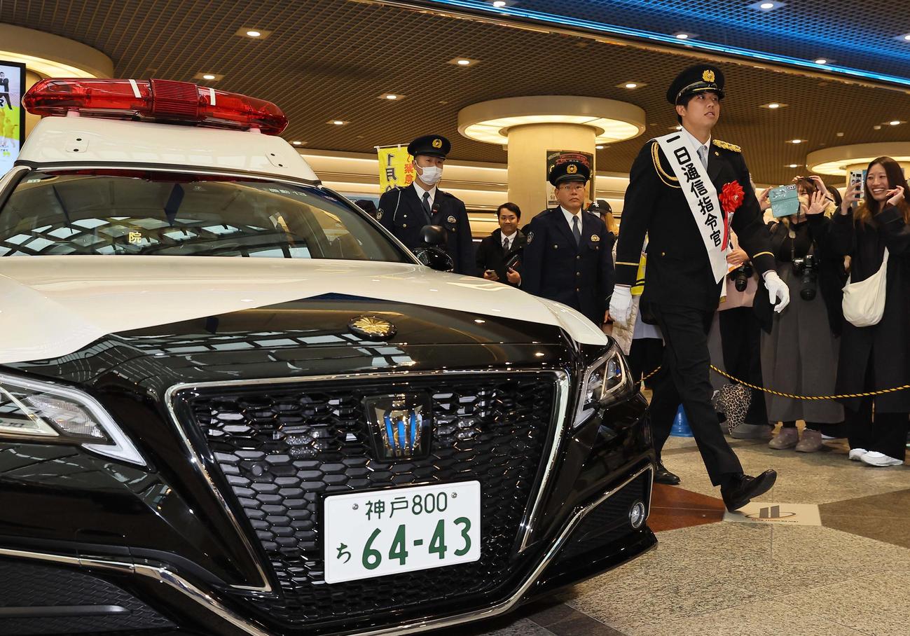 兵庫県警一日通信指令官を務めた阪神才木はイベント会場に入る（撮影・上田博志）