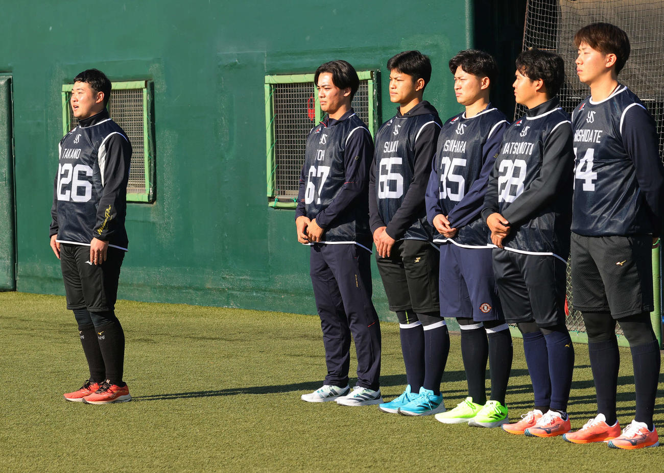 新人合同自主トレ初日にあいさつするヤクルト育成ドラフト2位の高野（撮影・野上伸悟）