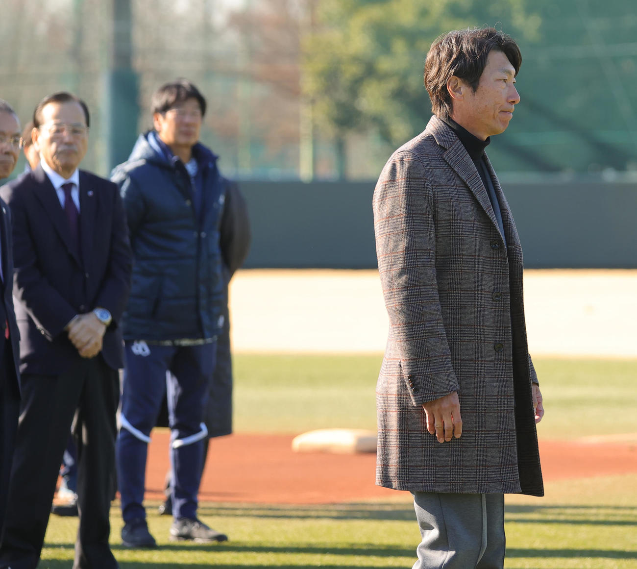 新人合同自主トレ初日に新人選手を前にあいさつするヤクルト高津監督（撮影・野上伸悟）