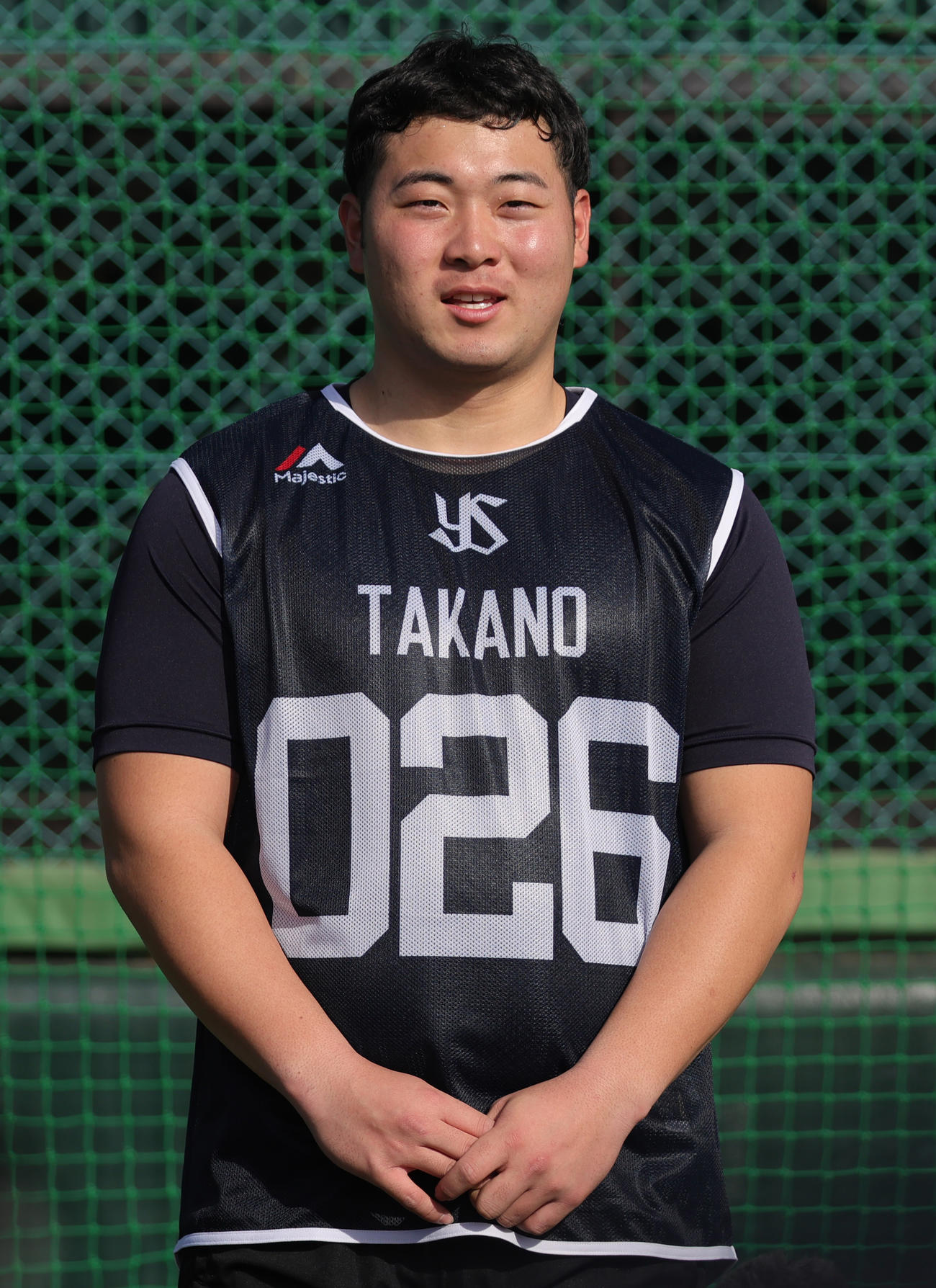 新人合同自主トレ初日に、半袖で取材対応するヤクルト高野（撮影・野上伸悟）