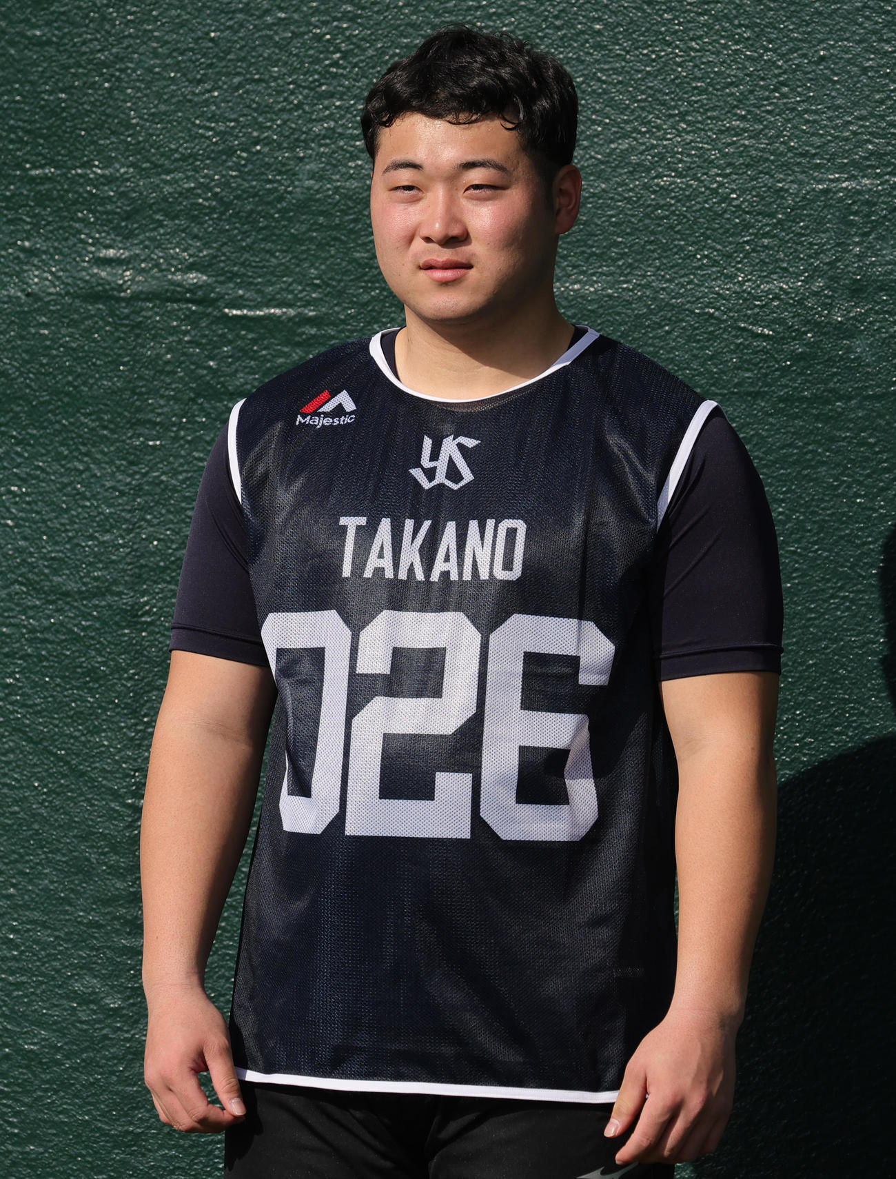 新人合同自主トレ初日に、半袖で取材対応するヤクルト高野（撮影・野上伸悟）