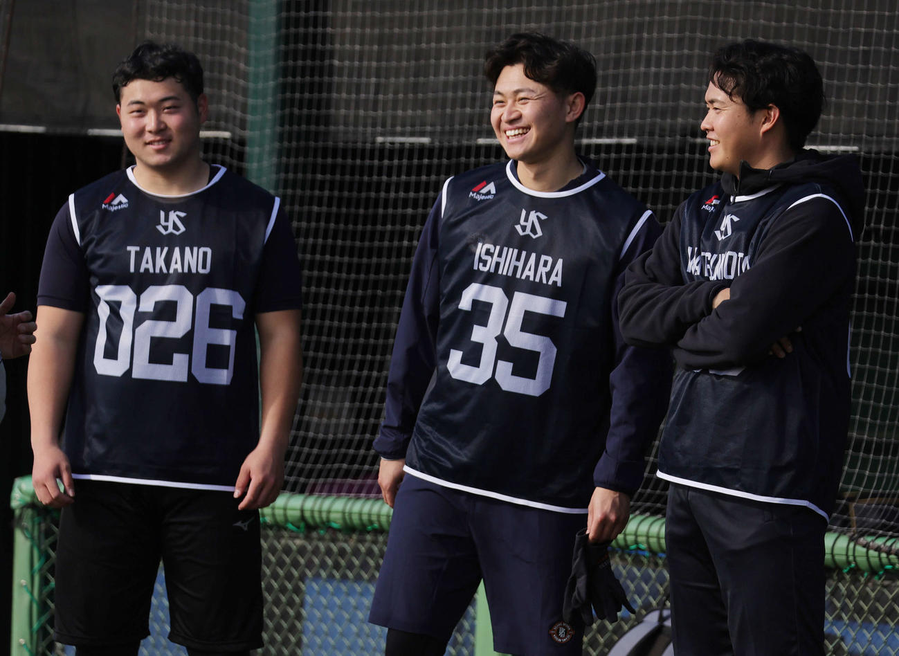 新人合同自主トレで笑顔を見せる左からヤクルト高野、石原、松本健（撮影・野上伸悟）