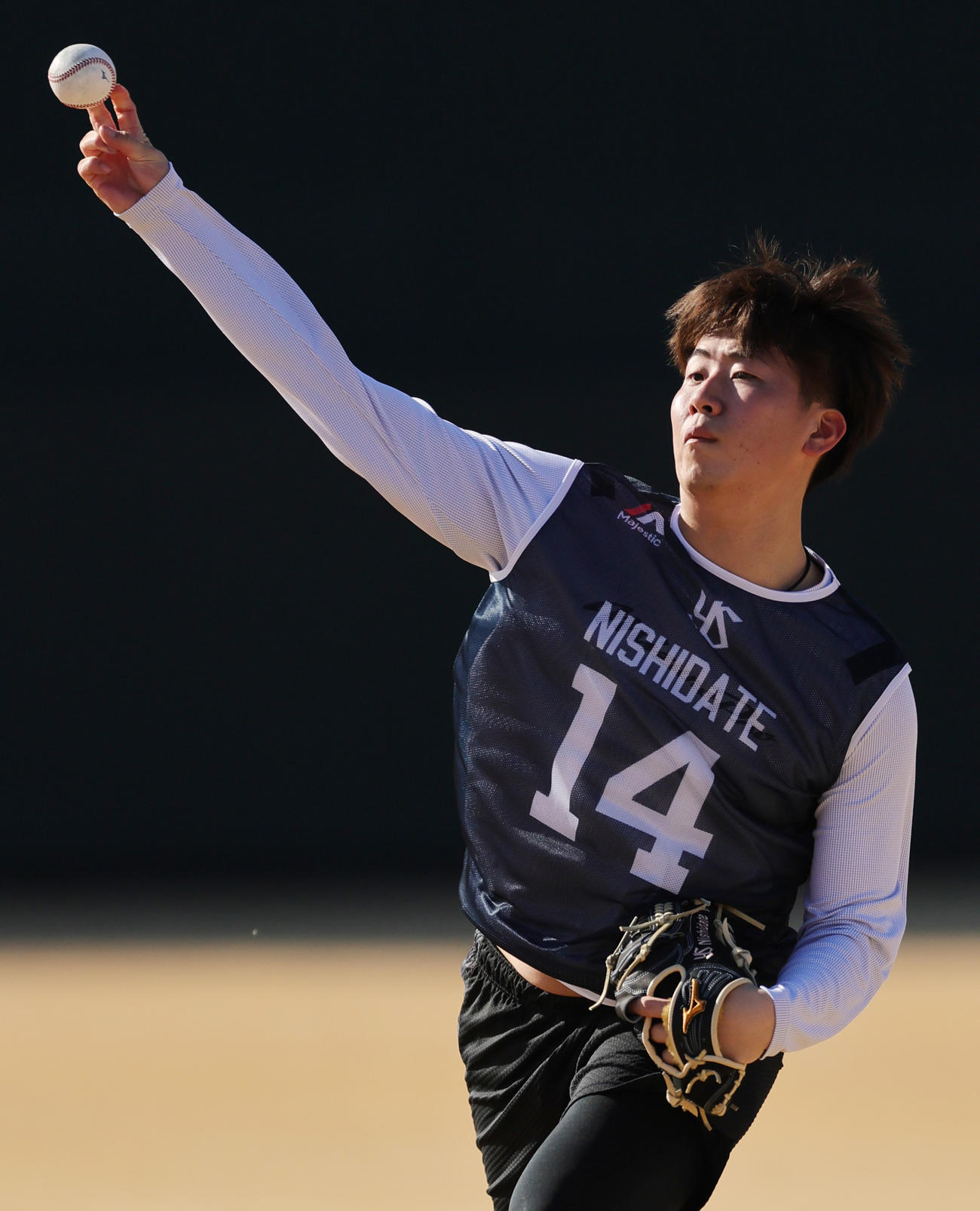 新人合同自主トレ初日にキャッチボールするヤクルトドラフト1位の西舘（撮影・野上伸悟）