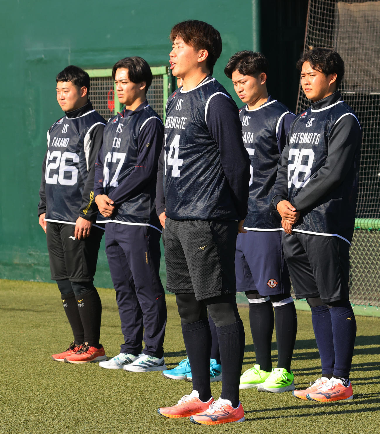 新人合同自主トレ初日に監督らスタッフにあいさつするヤクルトドラフト1位の西舘（撮影・野上伸悟）