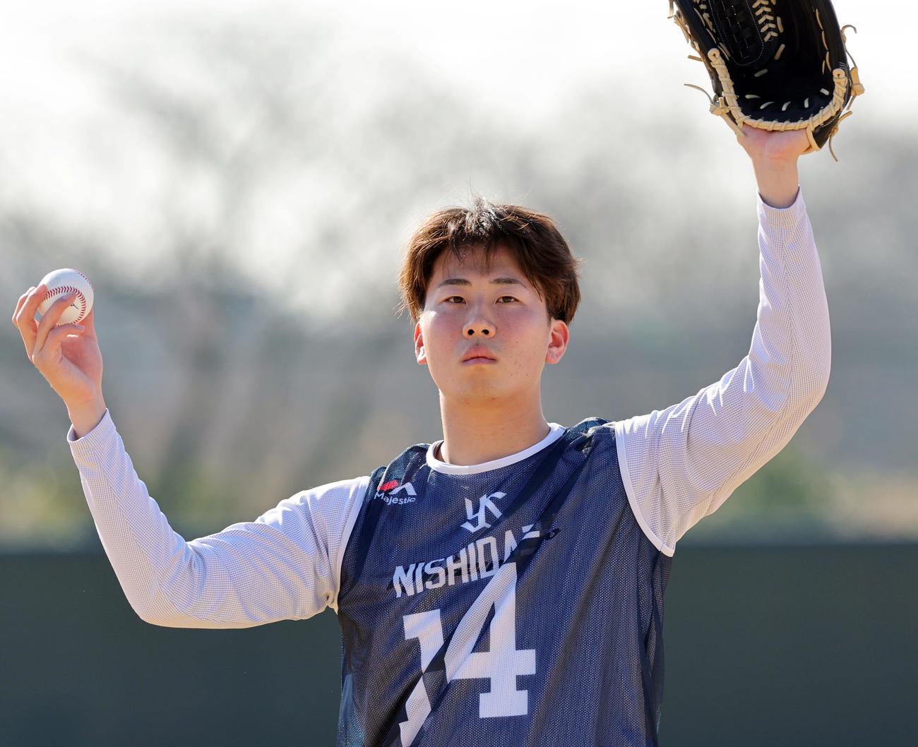 新人合同自主トレ初日にキャッチボールするヤクルトドラフト1位の西舘（撮影・野上伸悟）