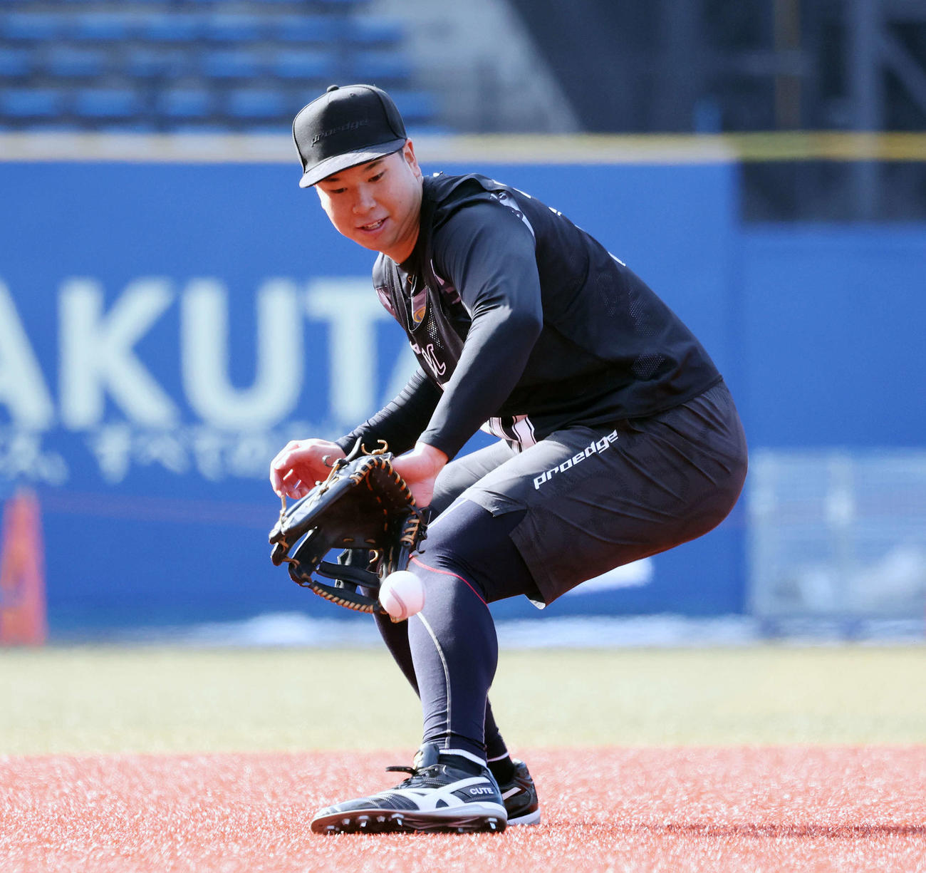 ノックを受けるロッテドラフト1位の上田（撮影・宮地輝）