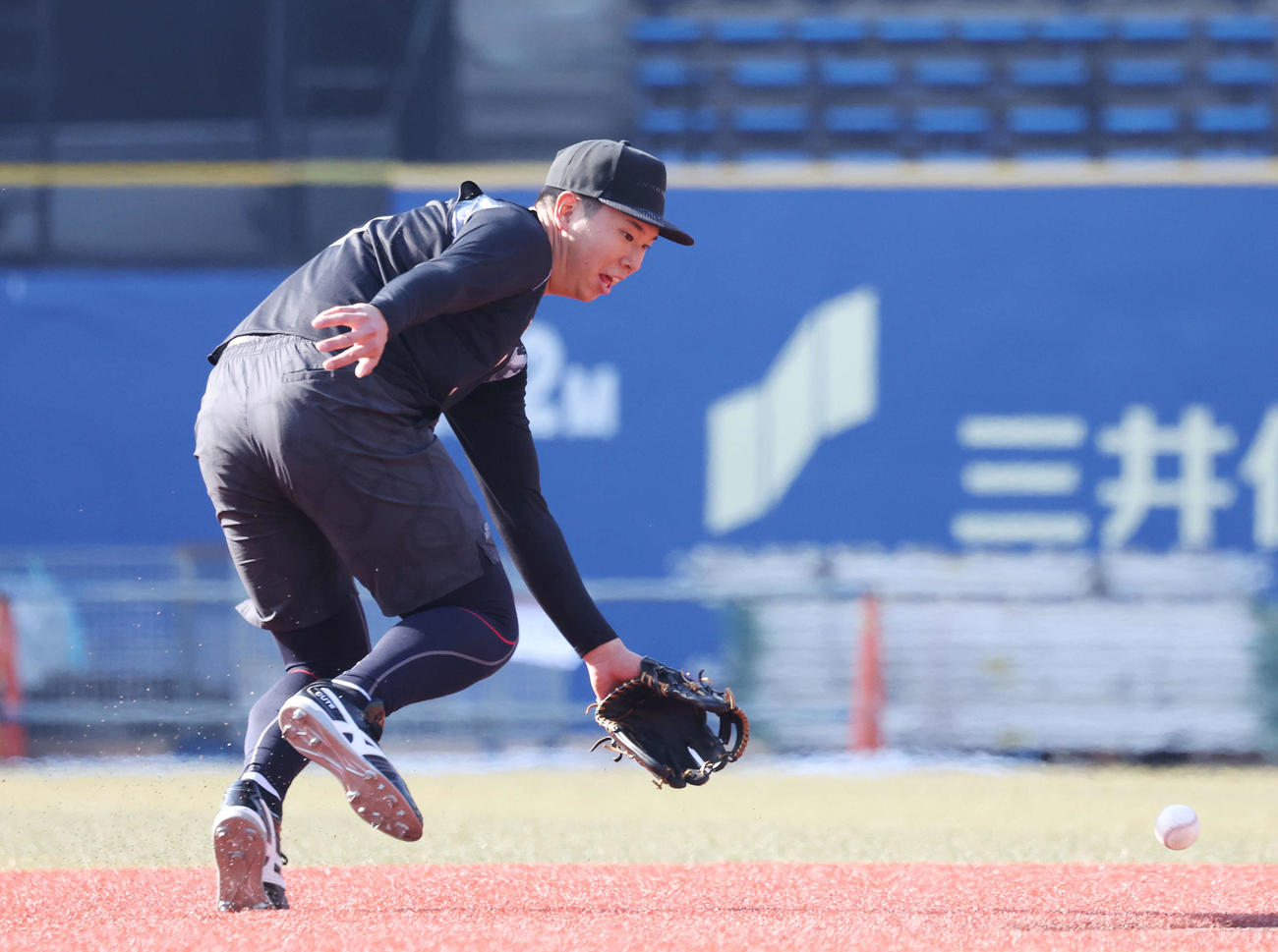 ノックを受けるロッテドラフト1位の上田（撮影・宮地輝）