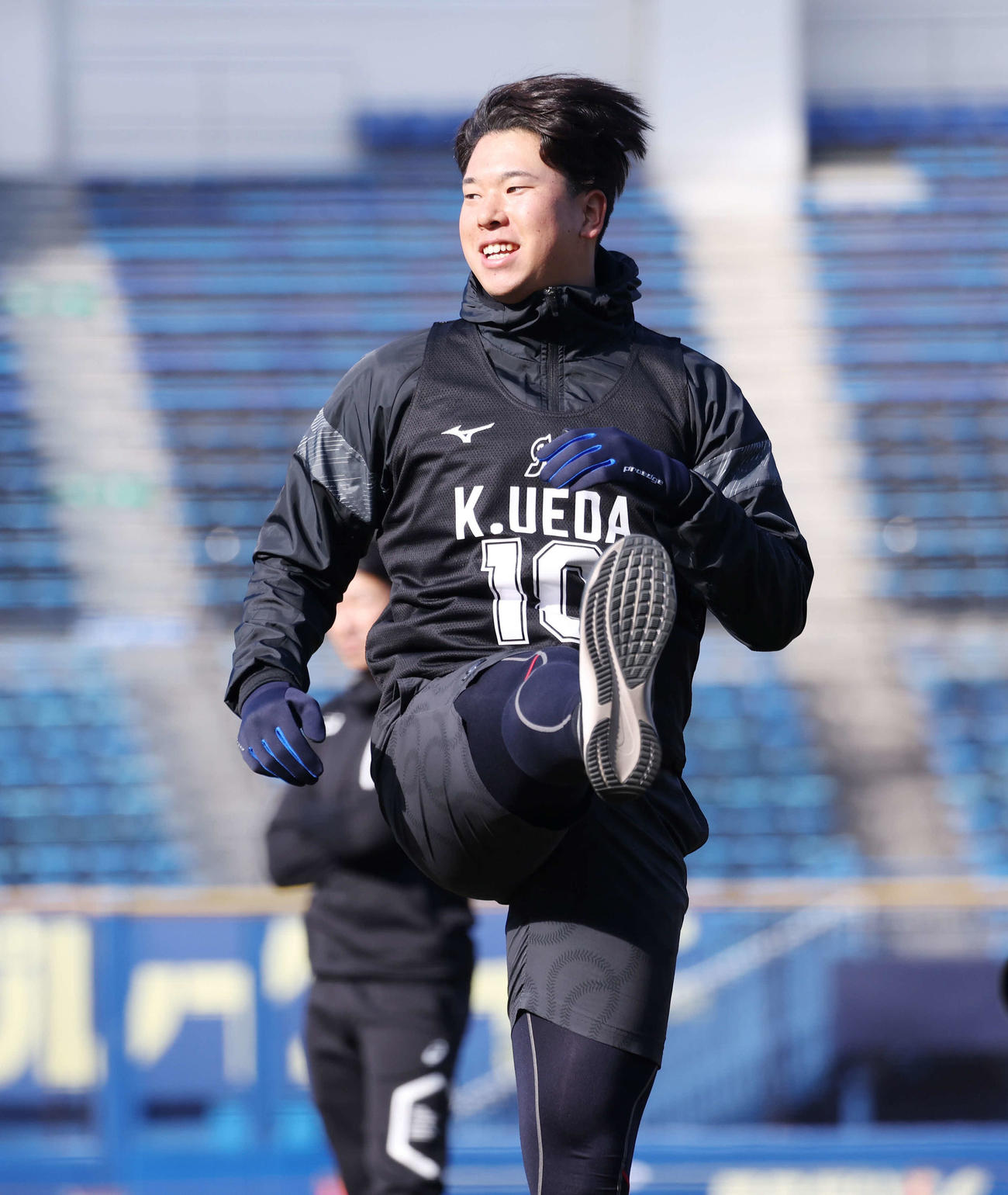 ウオーミングアップをするロッテドラフト1位の上田（撮影・宮地輝）