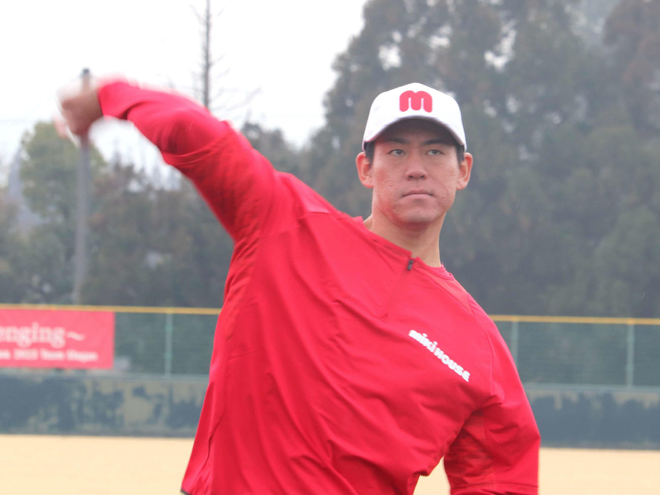 ミキハウスに合流し、グラウンドでキャッチボールする桜井俊貴