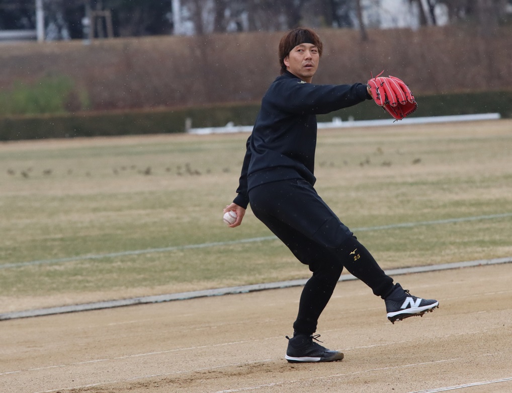 芦屋市内で自主トレをする日本ハムの宮西（撮影・永野高輔）