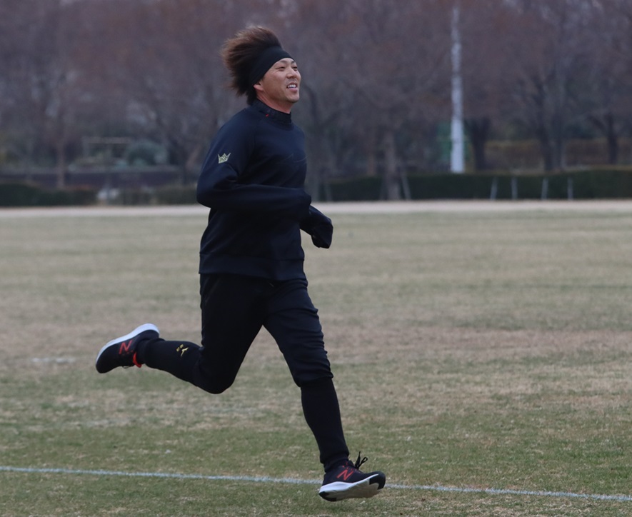 芦屋市内で自主トレをする日本ハムの宮西（撮影・永野高輔）