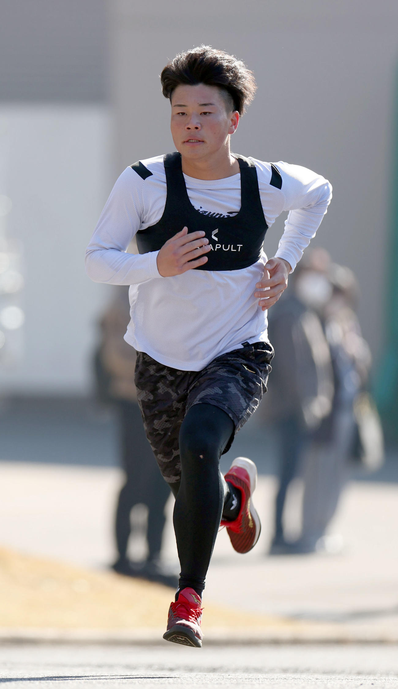 坂道ダッシュをする日本ハム明瀬（撮影・佐藤翔太）