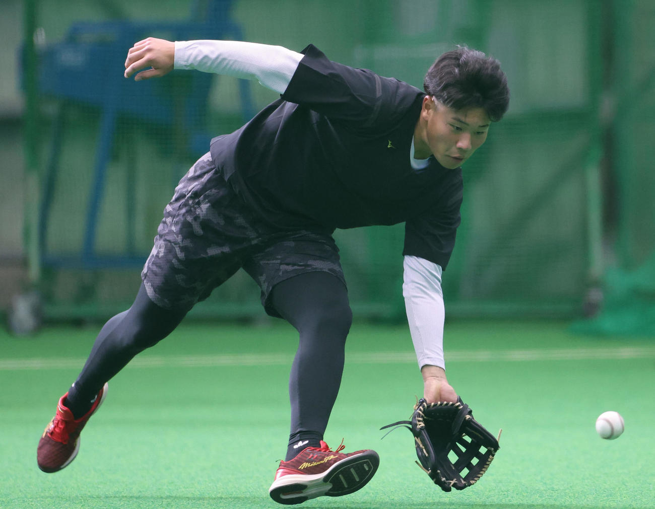 守備練習をする日本ハム明瀬（撮影・佐藤翔太）