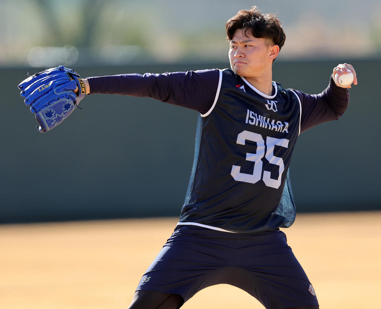 新人合同自主トレ初日にキャッチボールするヤクルトドラフト3位の石原（撮影・野上伸悟）