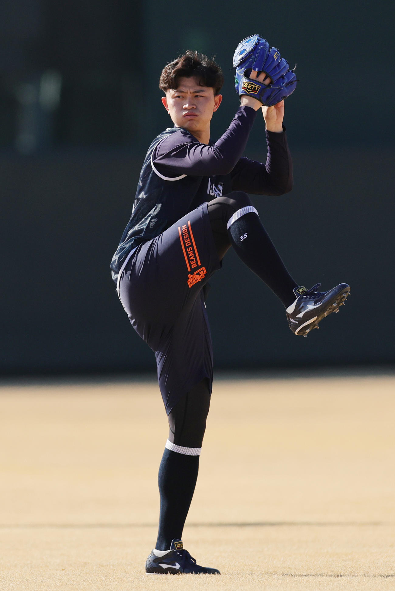 新人合同自主トレ初日にキャッチボールするヤクルトドラフト3位の石原（撮影・野上伸悟）