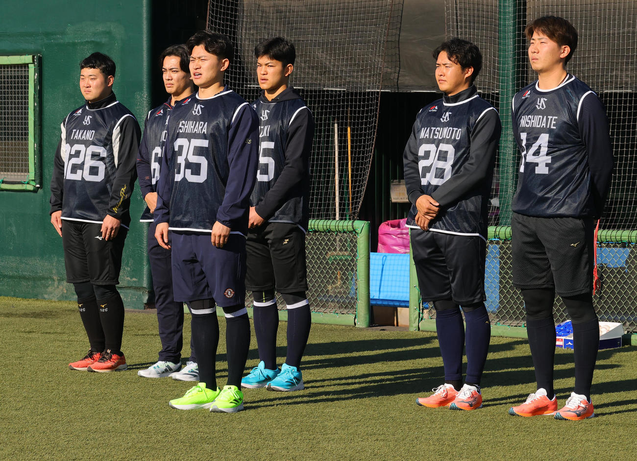 新人合同自主トレ初日に監督、コーチ、スタッフらにあいさつするヤクルトドラフト3位の石原。後方右から西舘、松本健、鈴木、伊藤、高野（撮影・野上伸悟）