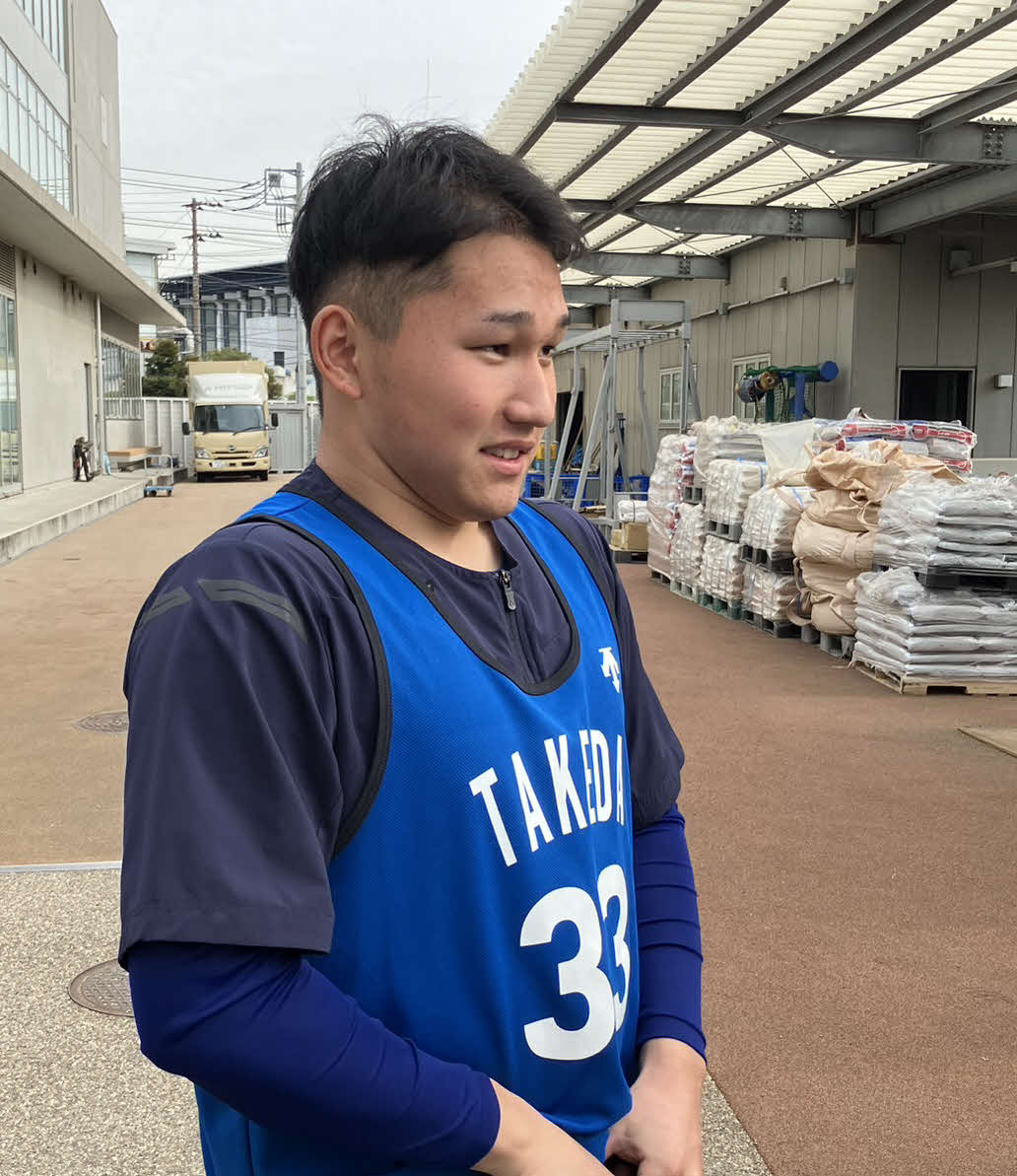 横須賀市の球団施設「DOCK」で取材に応じるDeNAドラフト3位の武田（撮影・久保賢吾）