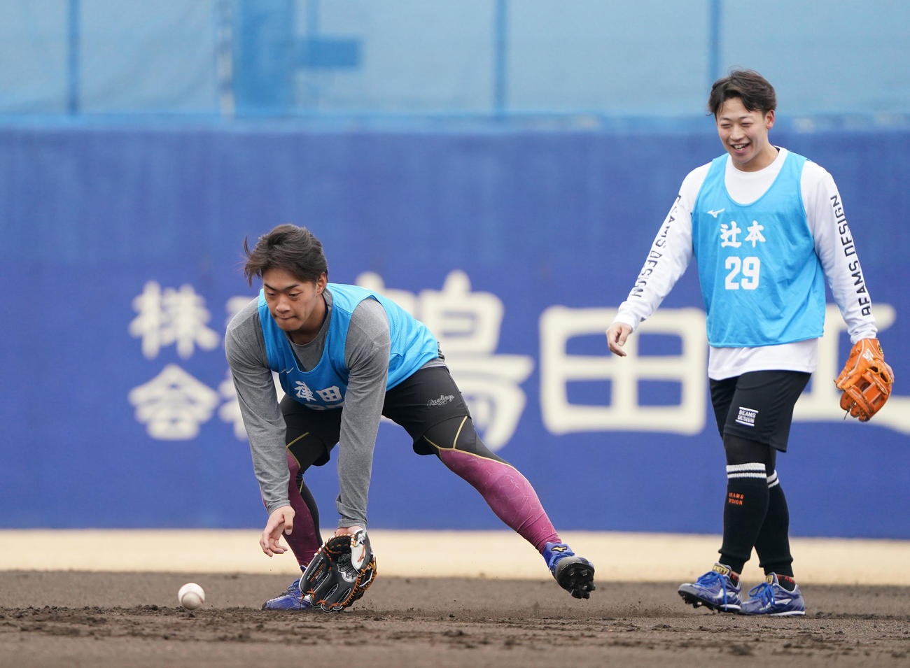 ノックを受ける津田（左）右は辻本（撮影・森本幸一）