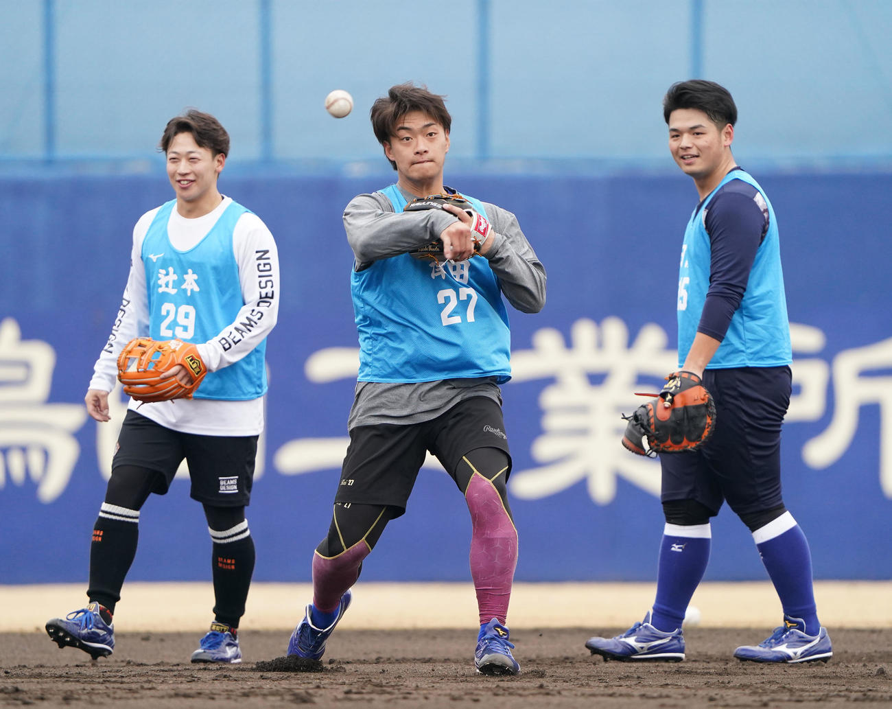 ノックを受ける津田（中央）左は辻本（撮影・森本幸一）