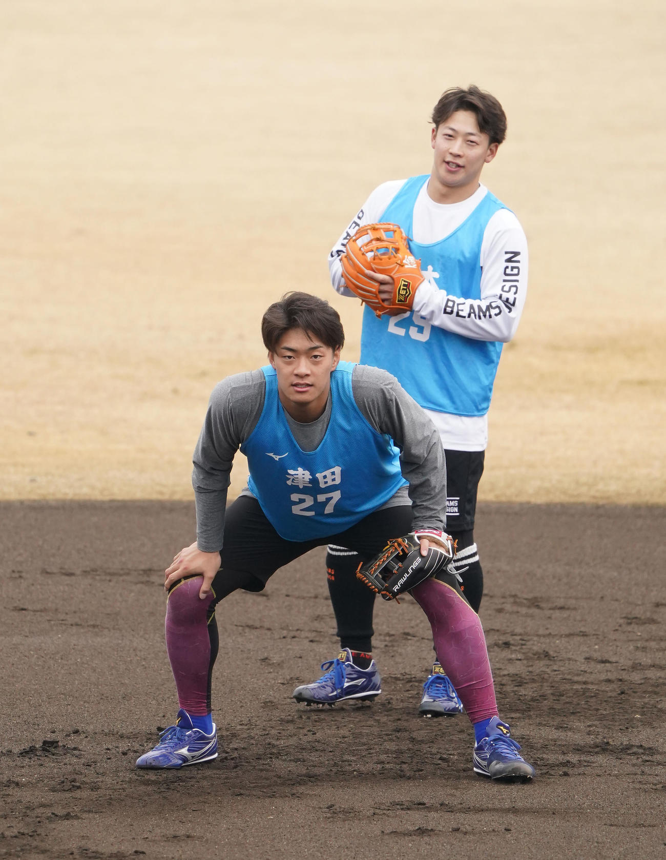 ノックを受ける津田（左）右は辻本（撮影・森本幸一）