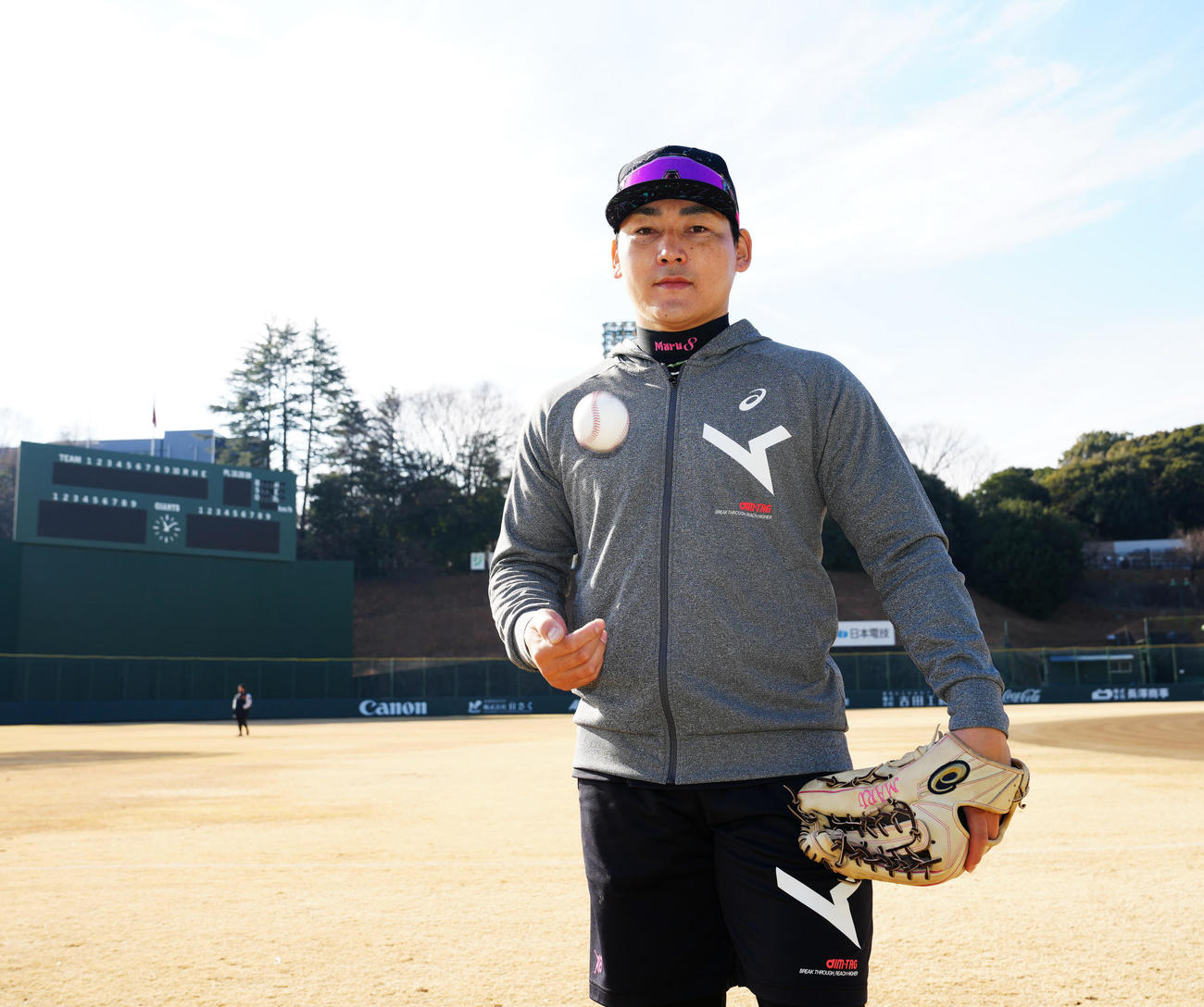 自主トレを公開し写真に納まる巨人丸（撮影・江口和貴）
