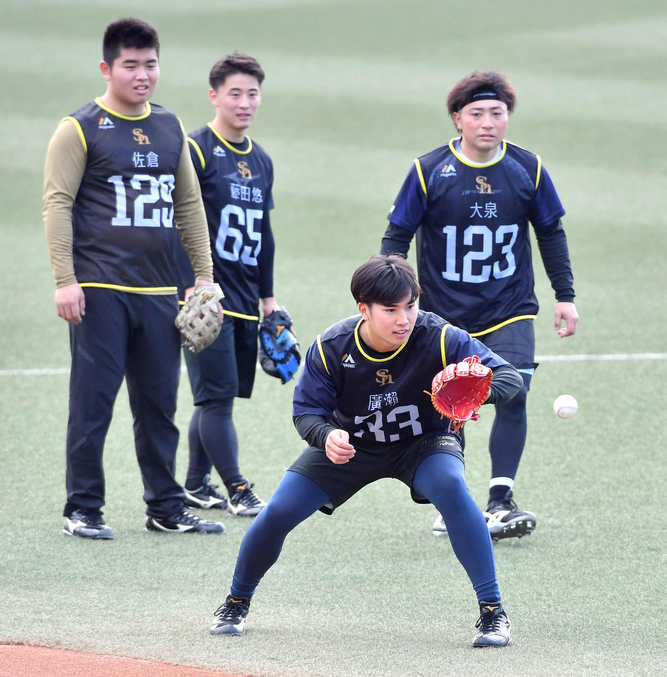 ノックを受ける広瀬（手前）と、後方左から佐倉、藤田悠、大泉（撮影・岩下翔太）