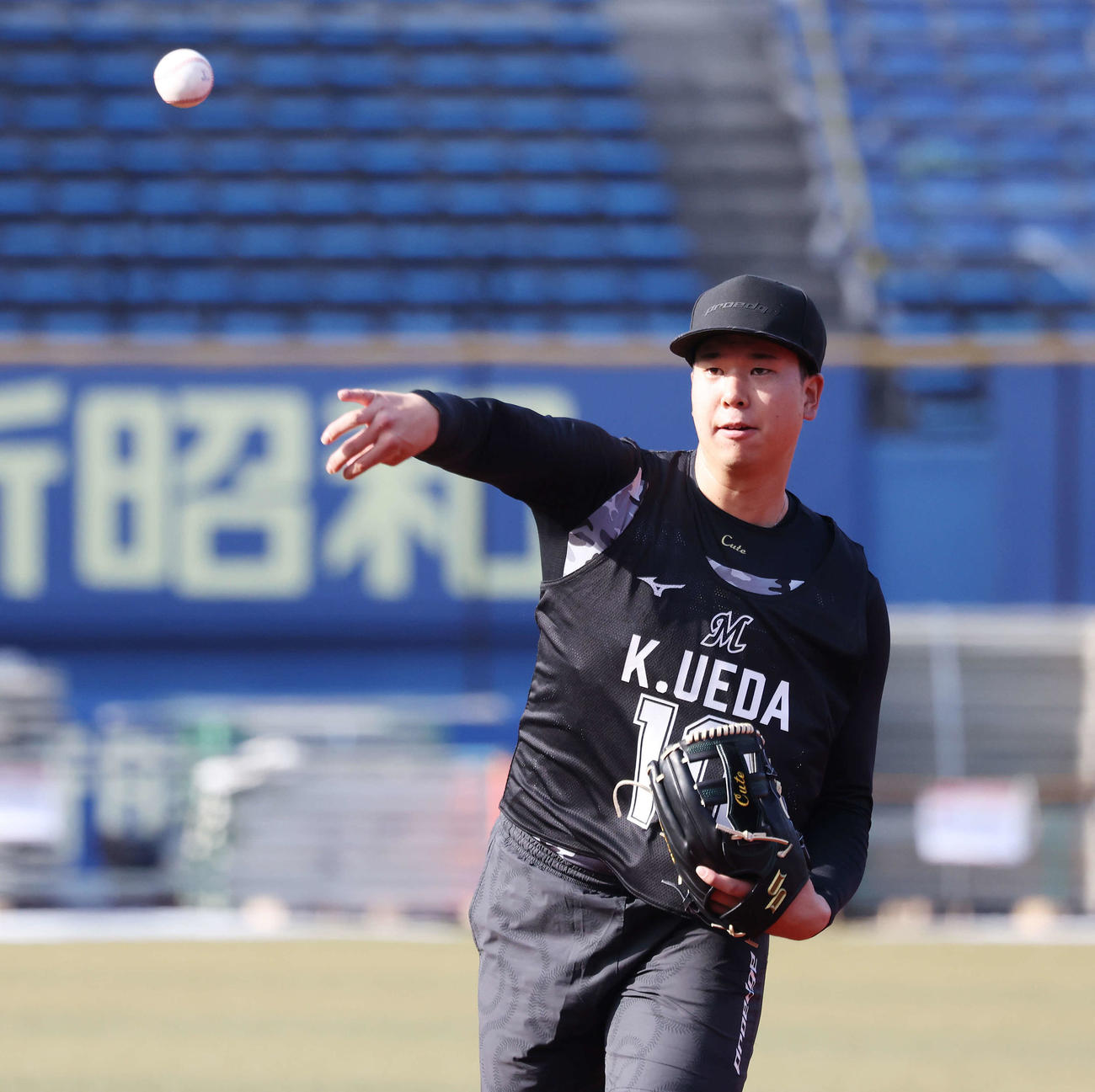 キャッチボールをするロッテドラフト1位の上田（撮影・宮地輝）