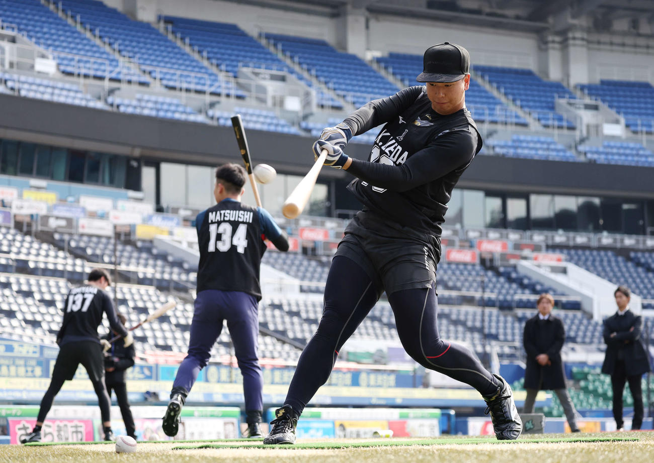 トス打撃をするロッテドラフト1位の上田（撮影・宮地輝）