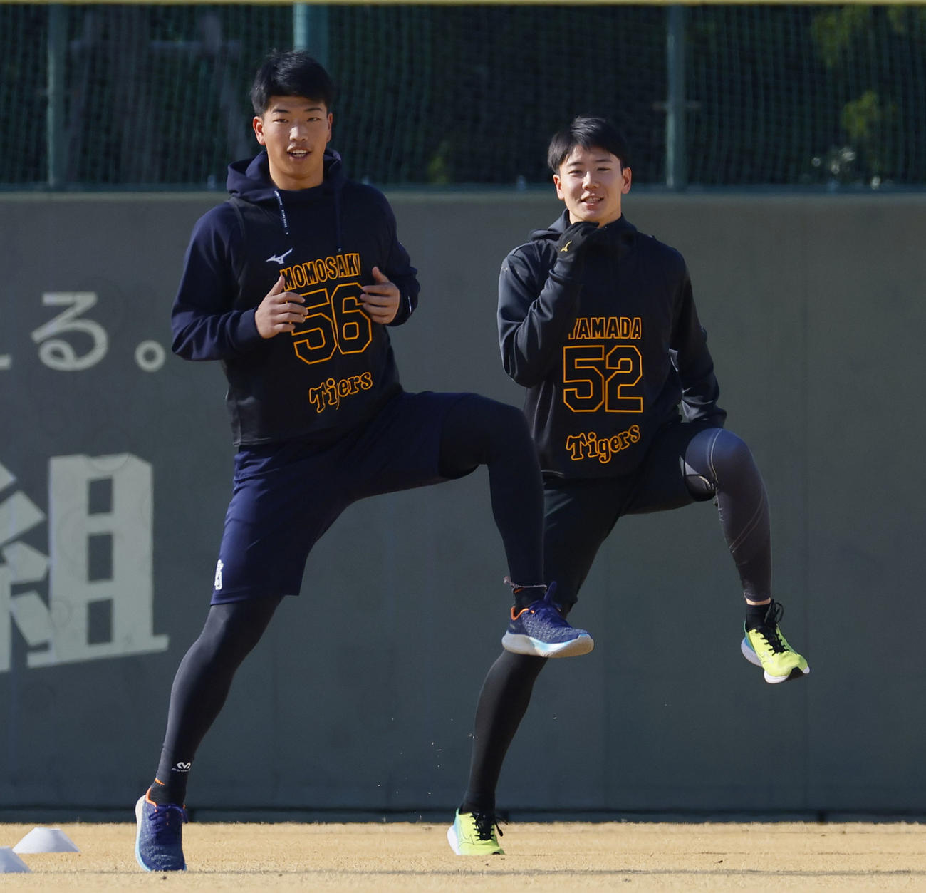 新人合同自主トレでトレーニングする百崎（左）と山田＝2024年1月9日、鳴尾浜球場