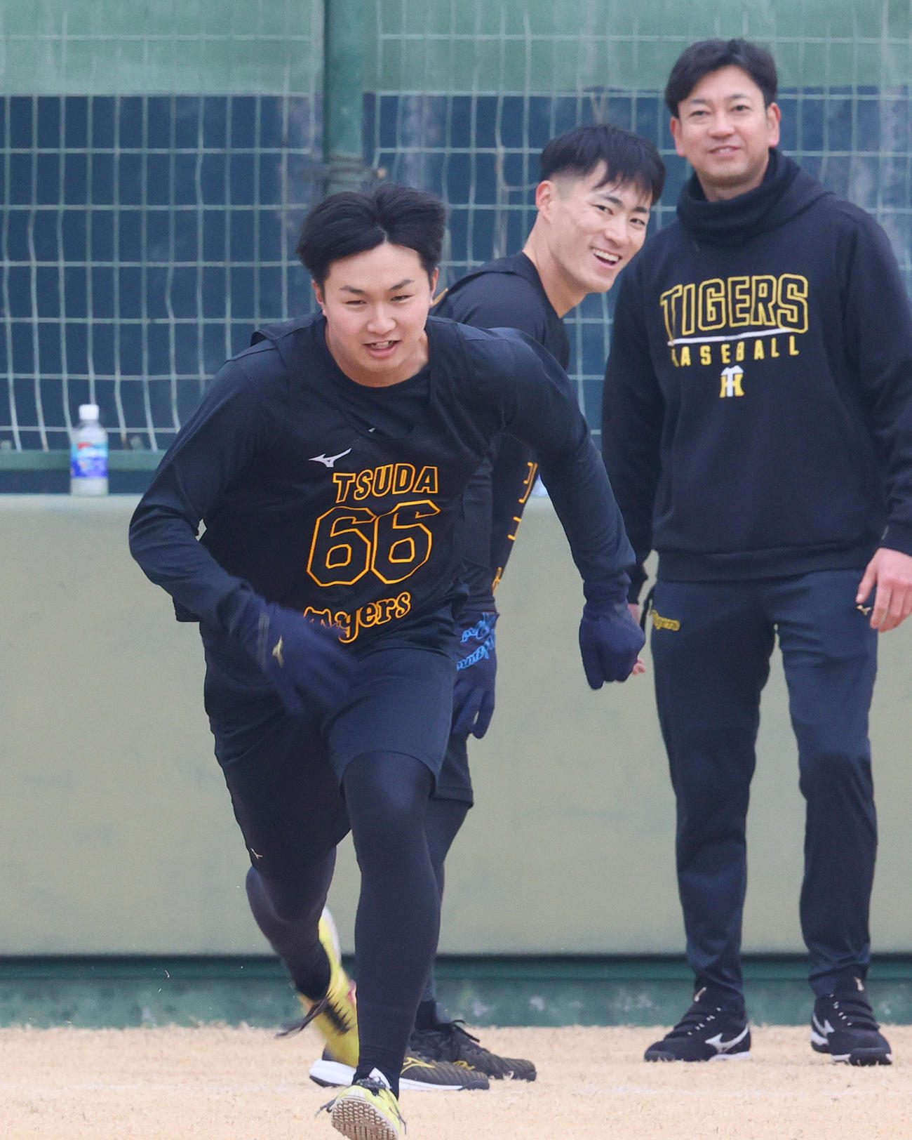 新人合同自主トレでダッシュする阪神津田。中央は福島（撮影・上山淳一）
