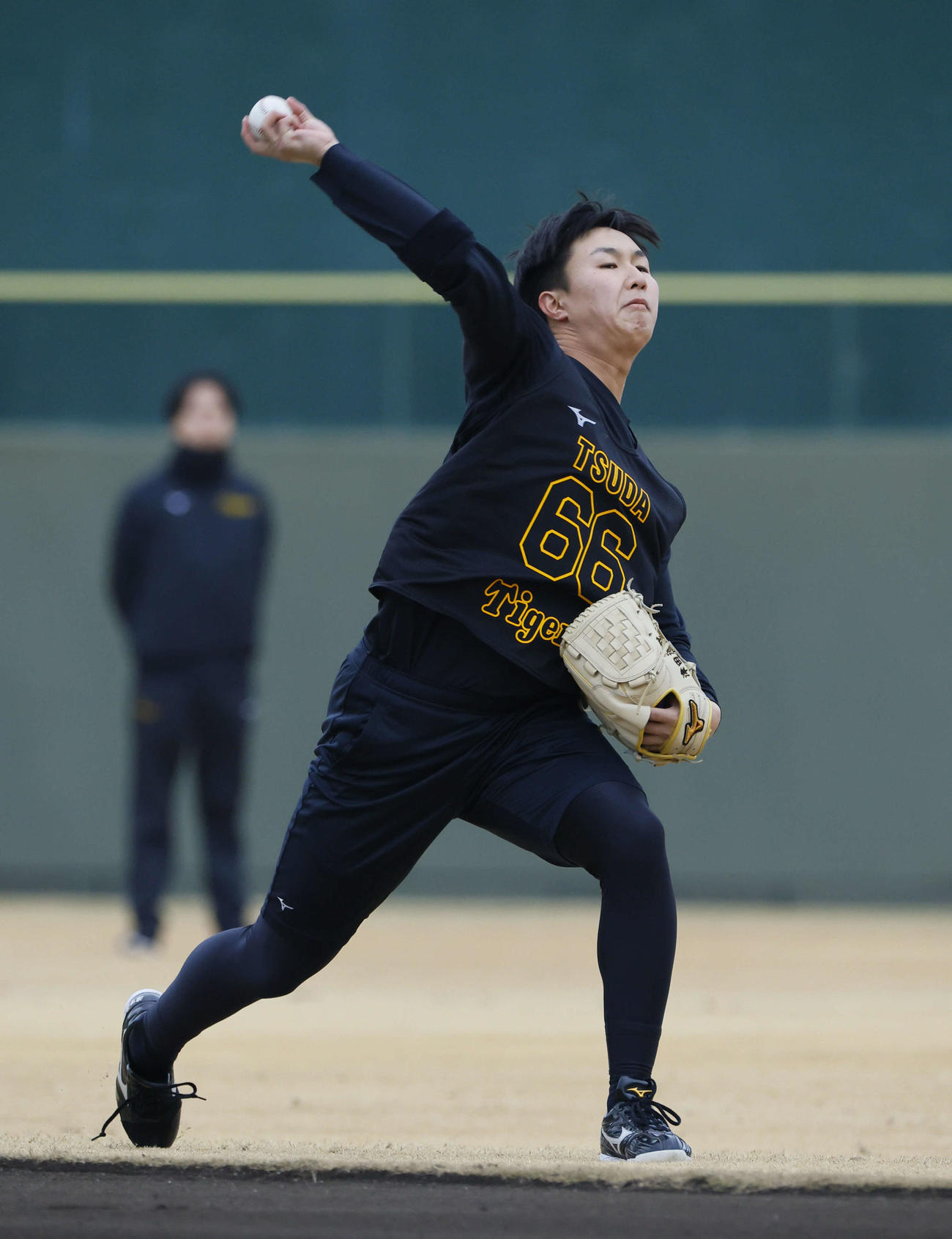 新人合同自主トレでキャッチボールをする阪神津田（撮影・藤尾明華）
