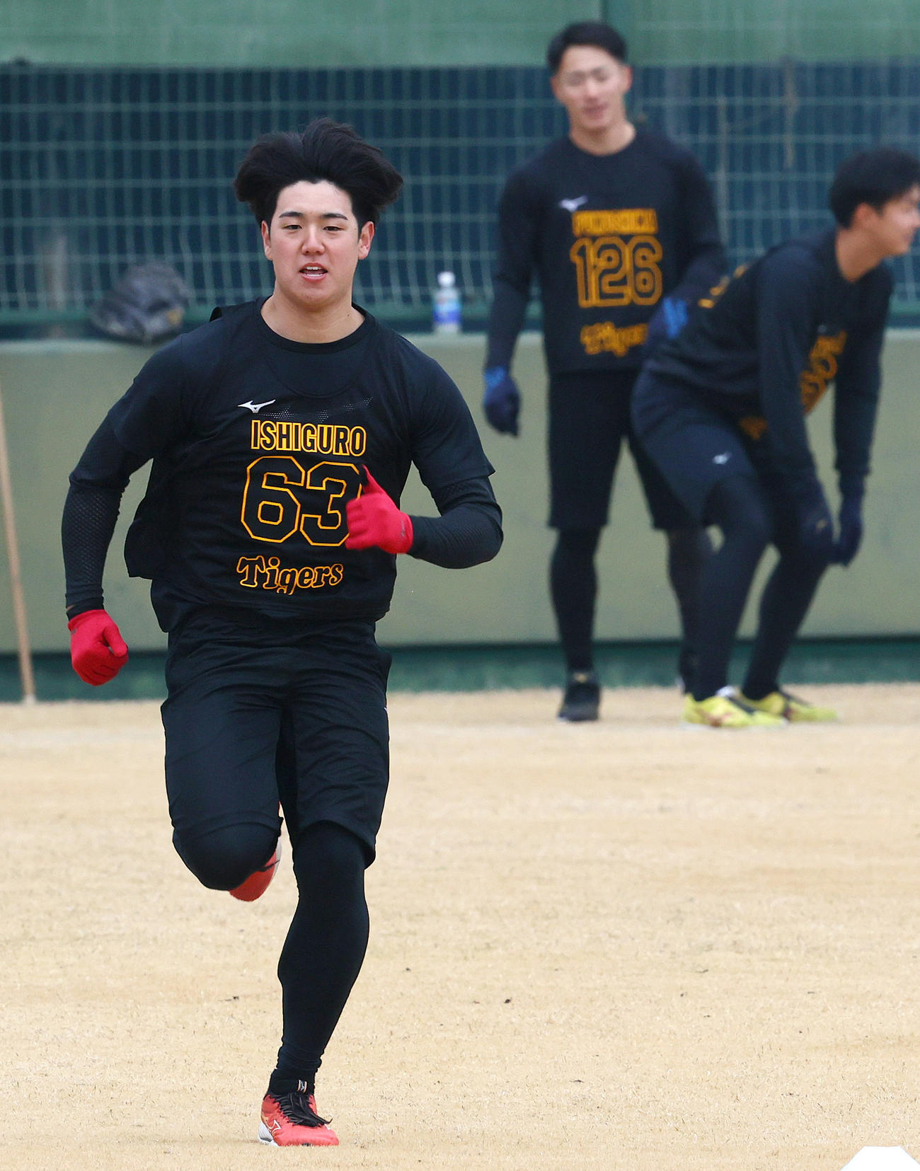 新人合同自主トレでダッシュする阪神石黒（撮影・上山淳一）