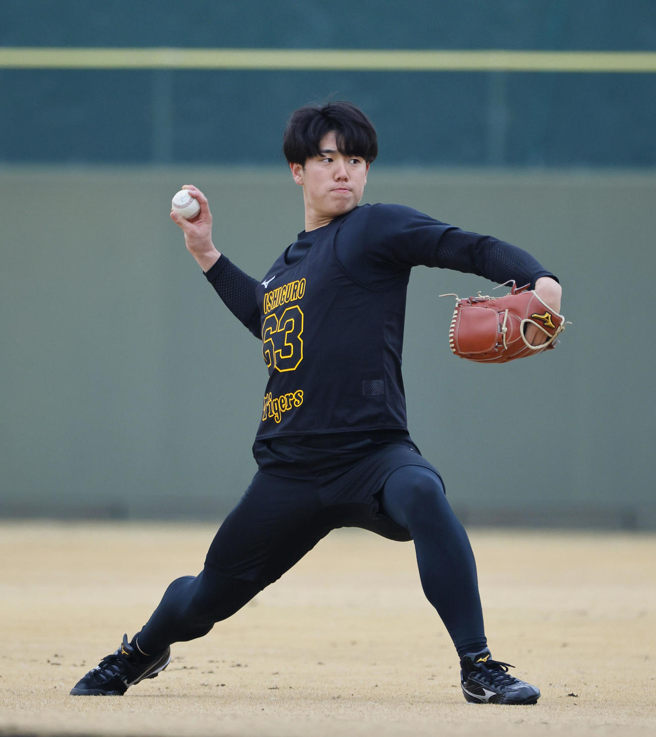 新人合同自主トレでキャッチボールをする石黒（撮影・藤尾明華）