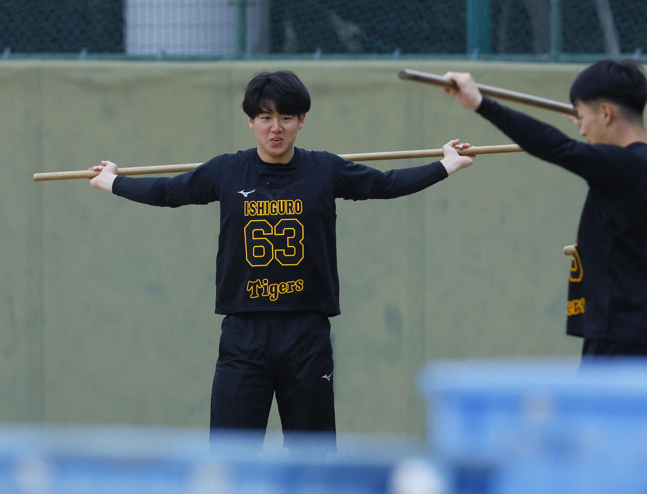 新人合同自主トレでトレーニングをする石黒（左）（撮影・藤尾明華）