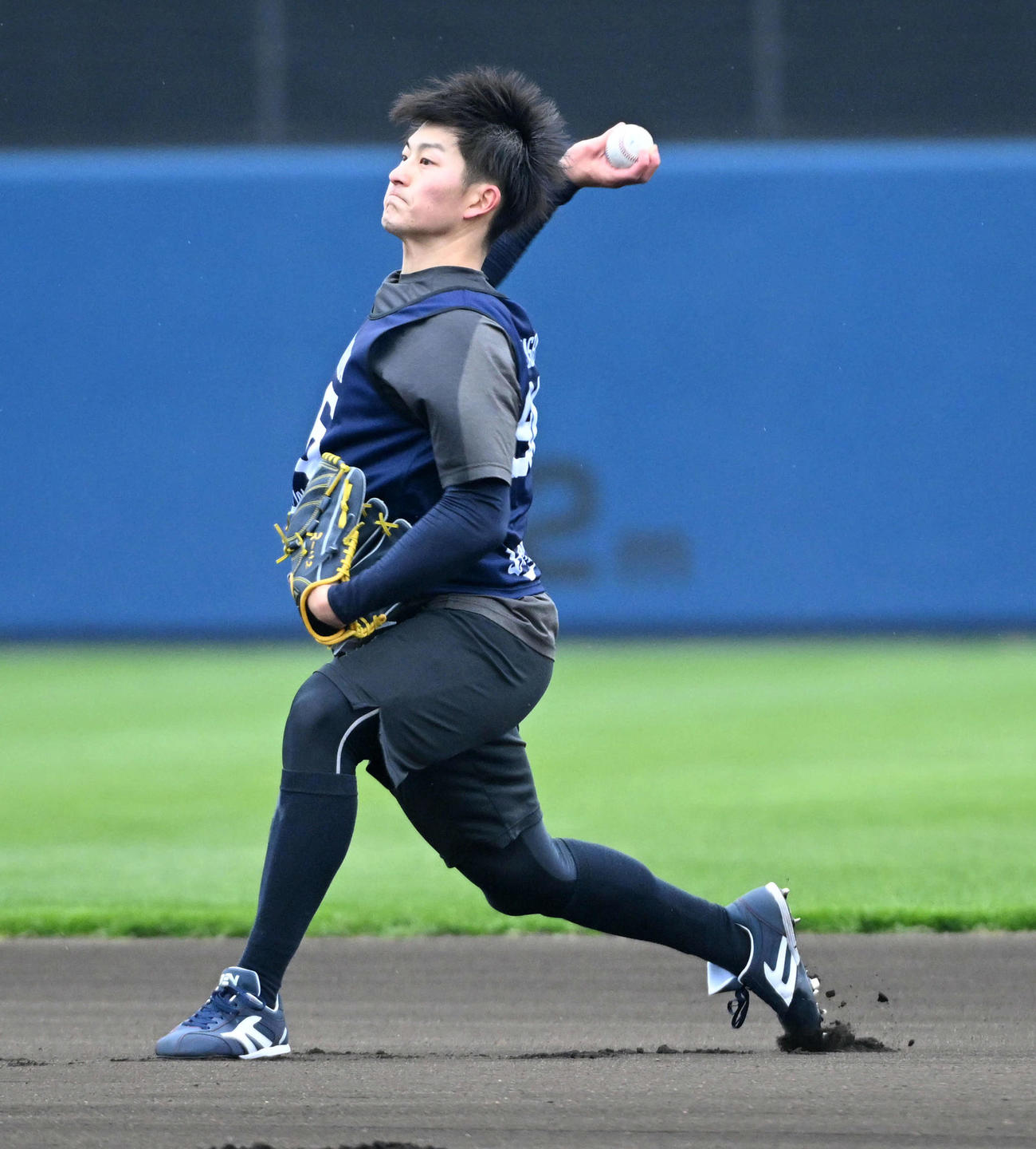 新人合同自主トレでキャッチボールを行うオリックス高島（撮影・前岡正明）