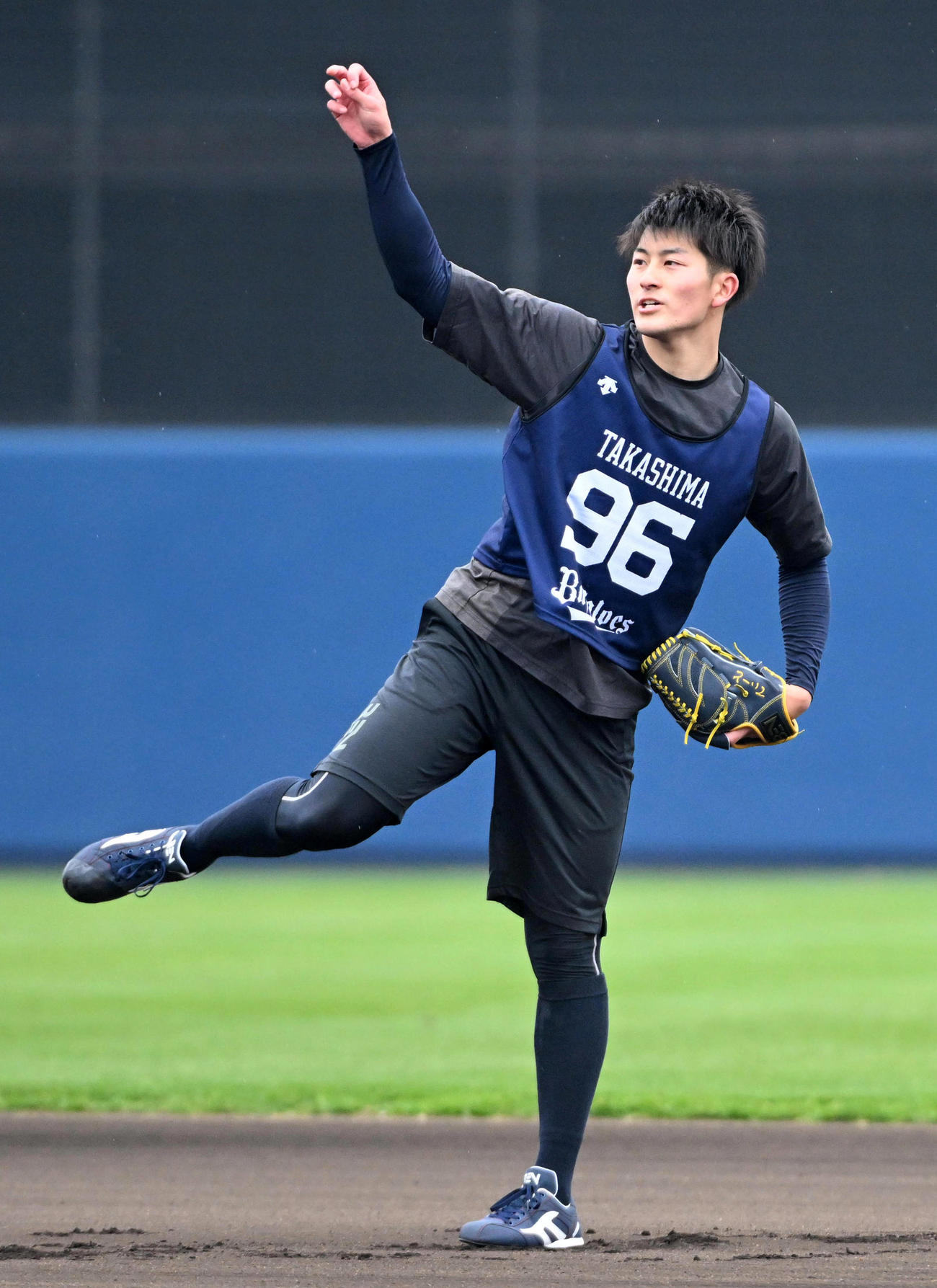 新人合同自主トレでキャッチボールをするオリックス高島（撮影・前岡正明）