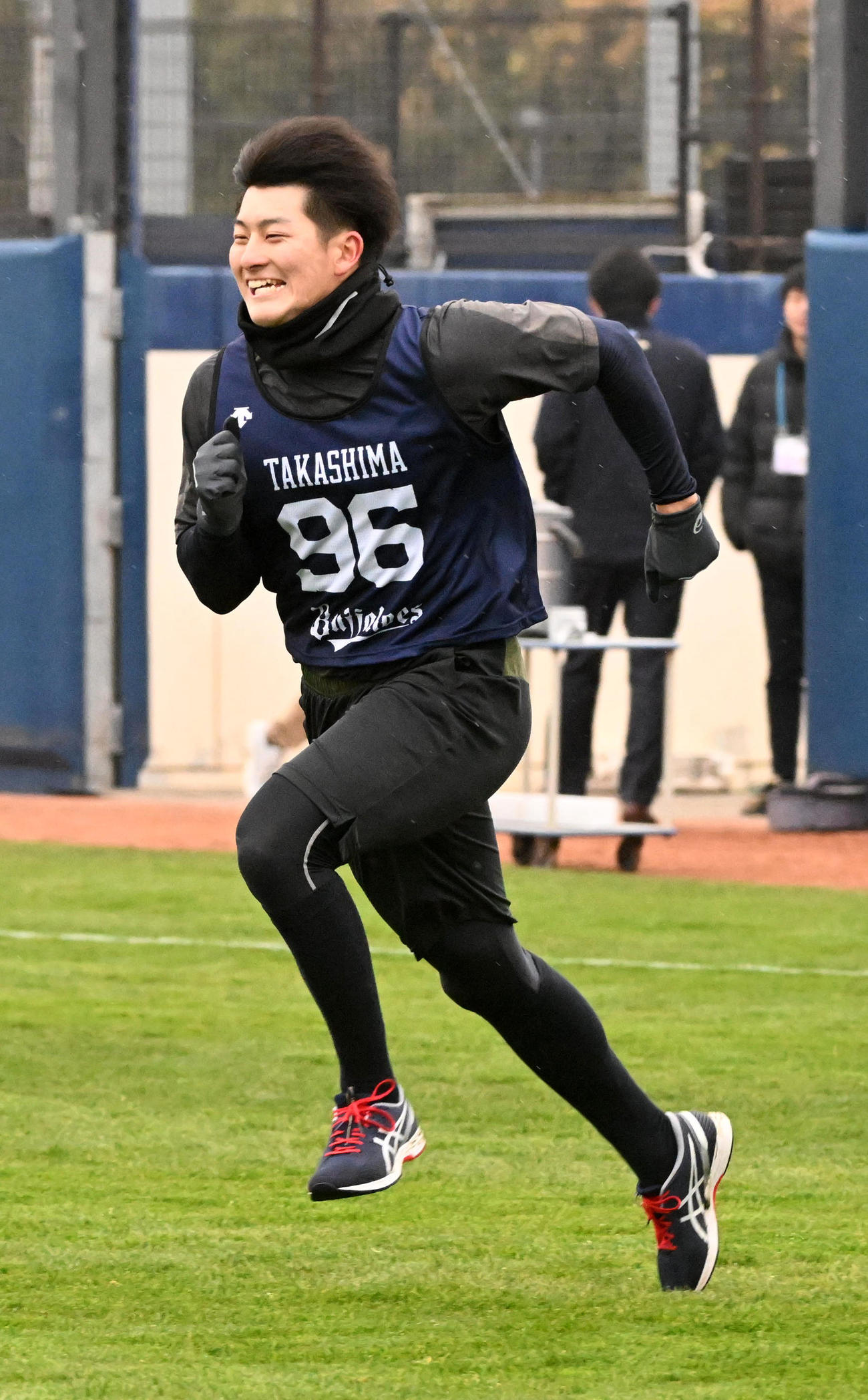新人合同自主トレで軽快な動きを見せる左からオリックス高島（撮影・前岡正明）