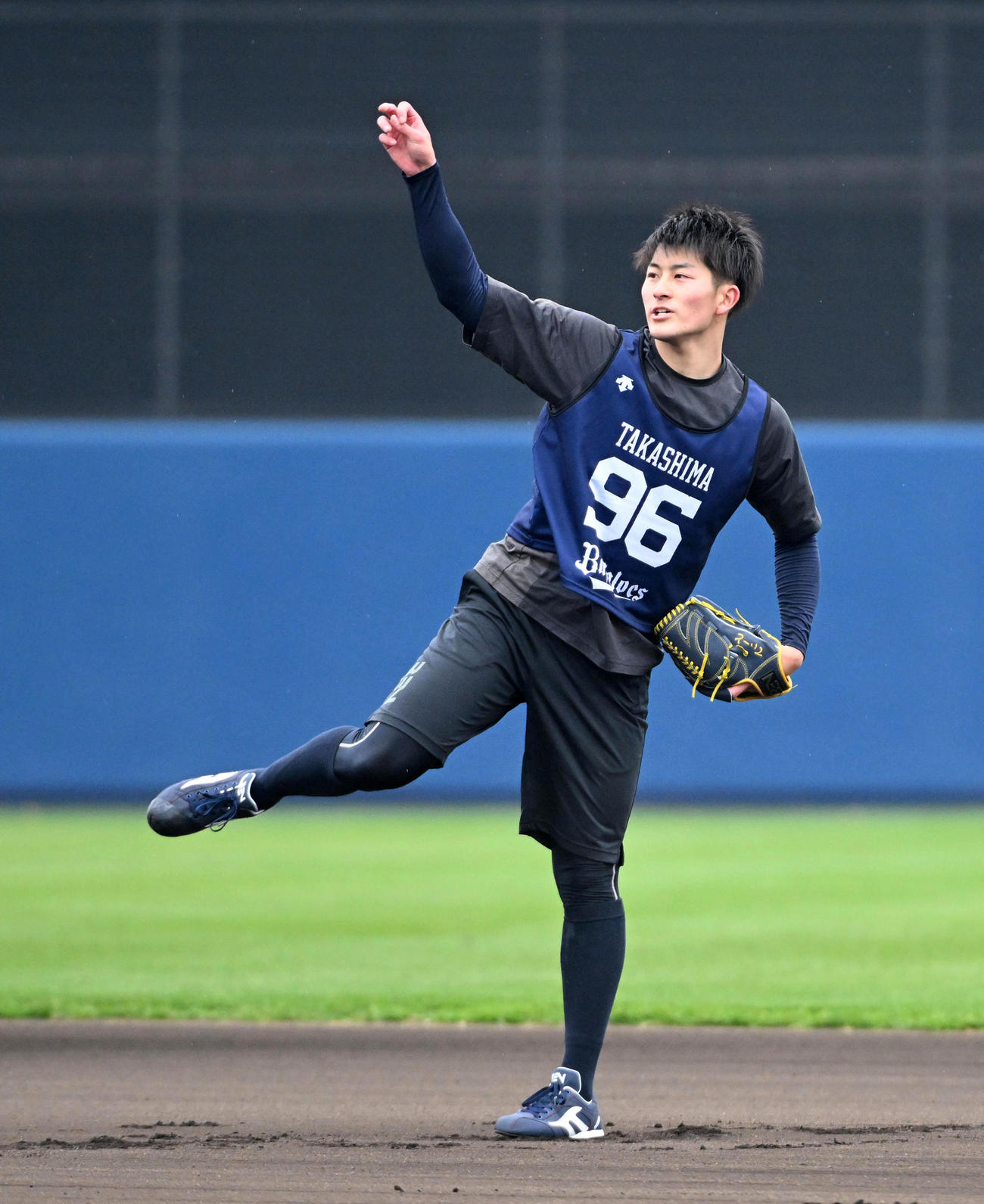 新人合同自主トレでキャッチボールを行うオリックス高島（撮影・前岡正明）